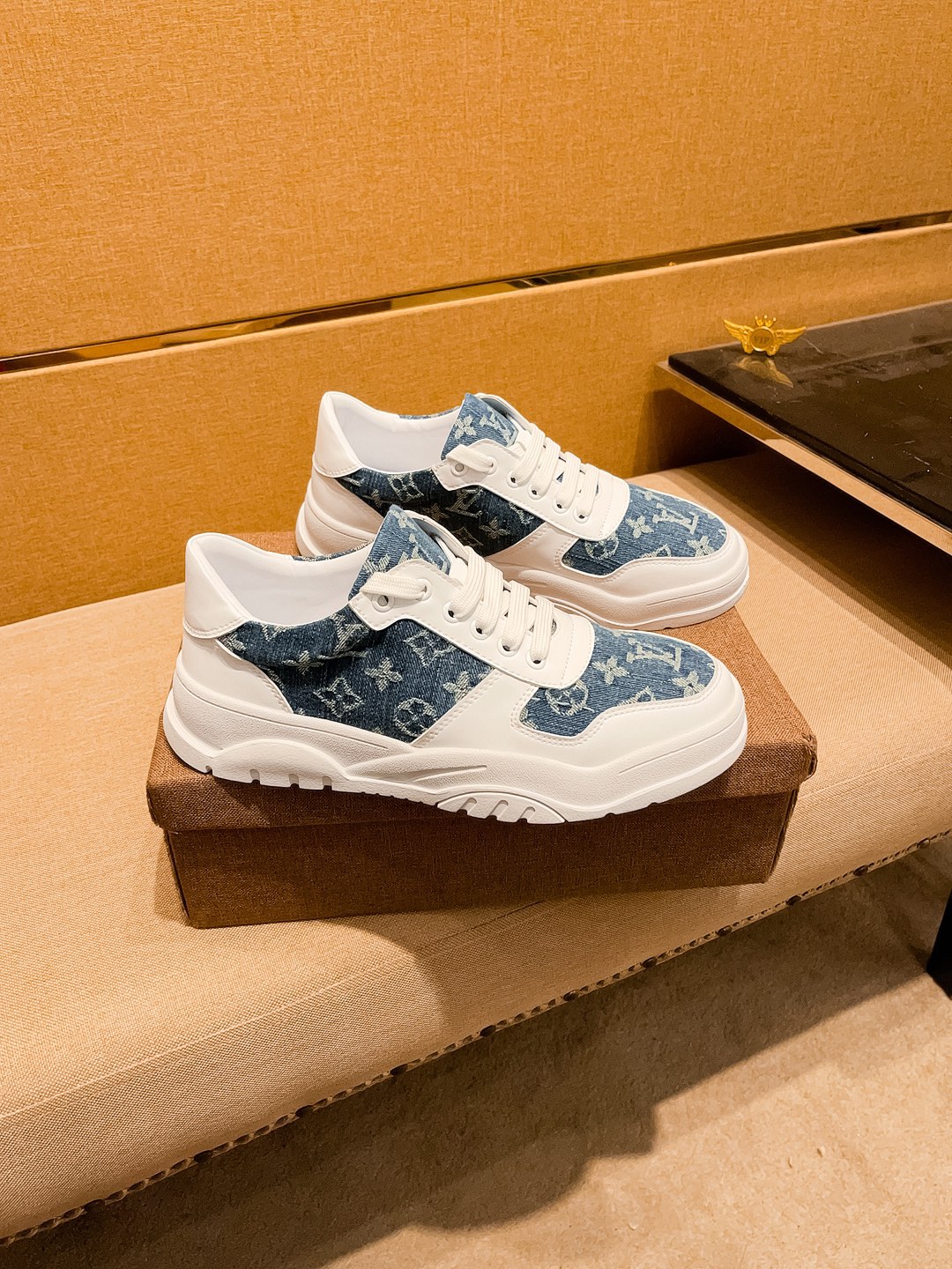 NO:273020,【LV】 Louis Vuitton men's shoes high-end brand Official website 11's latest masterpiece upper is made of imported Italian cowhide with comfortable and breathable inner original non-slip and wear-resistant outsole, making walking more convenient and comfortable!  Exclusive new style, amazing work, beautiful 11 ​​replica [color] compared to the official quality!  Create a fashionable personality to set off your uniqueness!  A must-have for trendy men! Classic size: 38-44 Color 2 colors available.,,louis vuitton,louis vuitton,cowhide19860909【 LV】 路易威登 男鞋高端品牌 官网11最新力作鞋面采用意大利进口头层牛皮搭配舒适透气内里原版防滑耐磨大底制作,让行走更加便捷舒适！独家新款,惊世之作,与官方的质量相比美的11复刻[色]！打造时尚个性衬托你的与众不同！潮男必备!经典尺码:38-44 颜色 2色可选.,,louis vuitton,louis vuitton,cowhide,Men's shoes