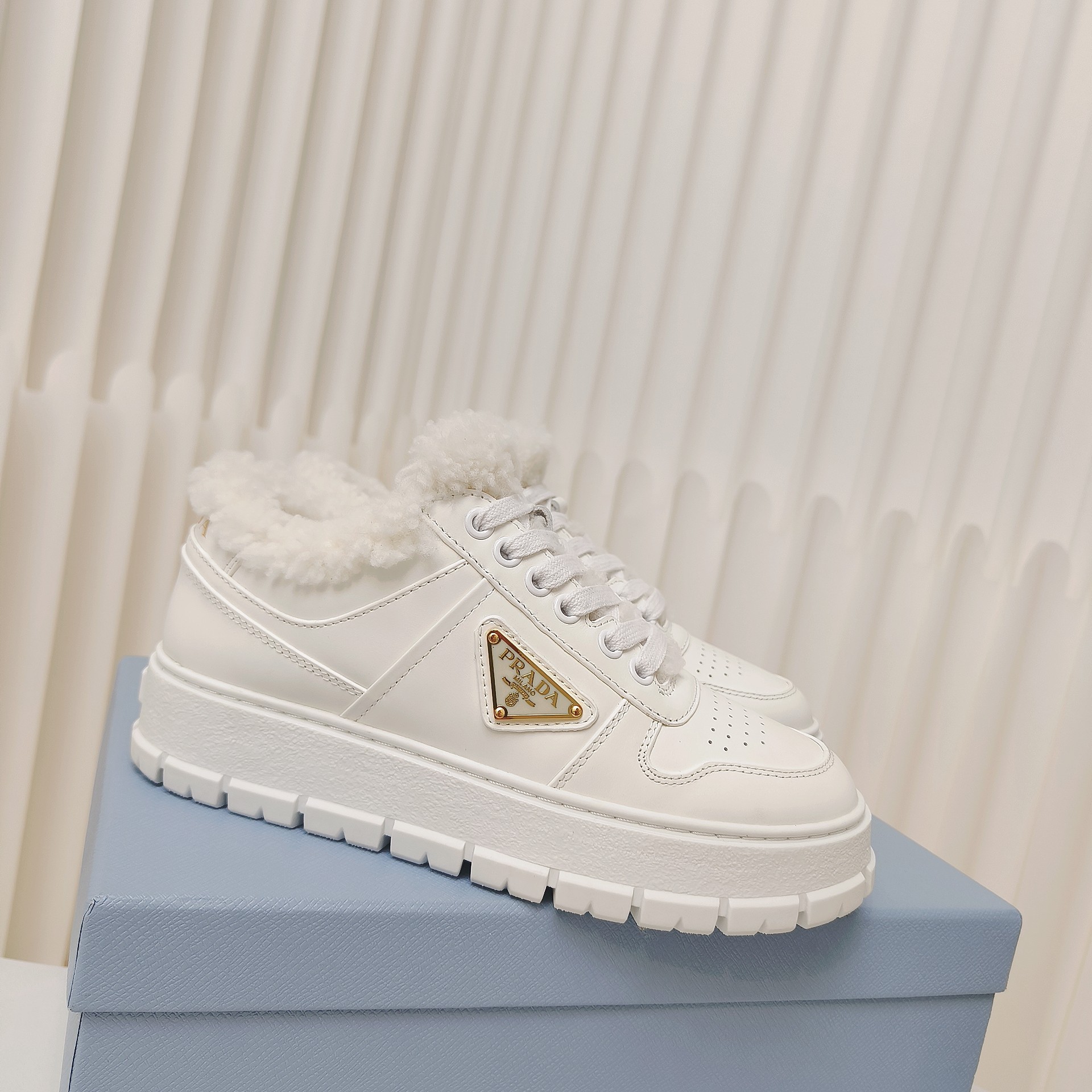 NO:562431,Prada Casual Shoes Prada Autumn and Winter Wool Heightening Sneakers White Shoes Made from imported calfskin, the inner fur is made of lambswool, and the sole is a high-density TPU outsole. The heightening effect is perfected by the triangle mark, giving you a sense of luxury!  Size 35-40, casual shoes/sports shoes, prada, prada, sneakers, cowhide19860909Prada休闲鞋 普拉达秋冬羊毛增高运动鞋小白鞋 甄选进口小牛皮,内里皮毛一体羊羔毛,鞋底是高密度TPU大底,增高效果满分三角标加持,高级感拉满！ 码数35-40,休闲鞋/运动鞋,prada,prada,sneakers,cowhide,Women's Shoes