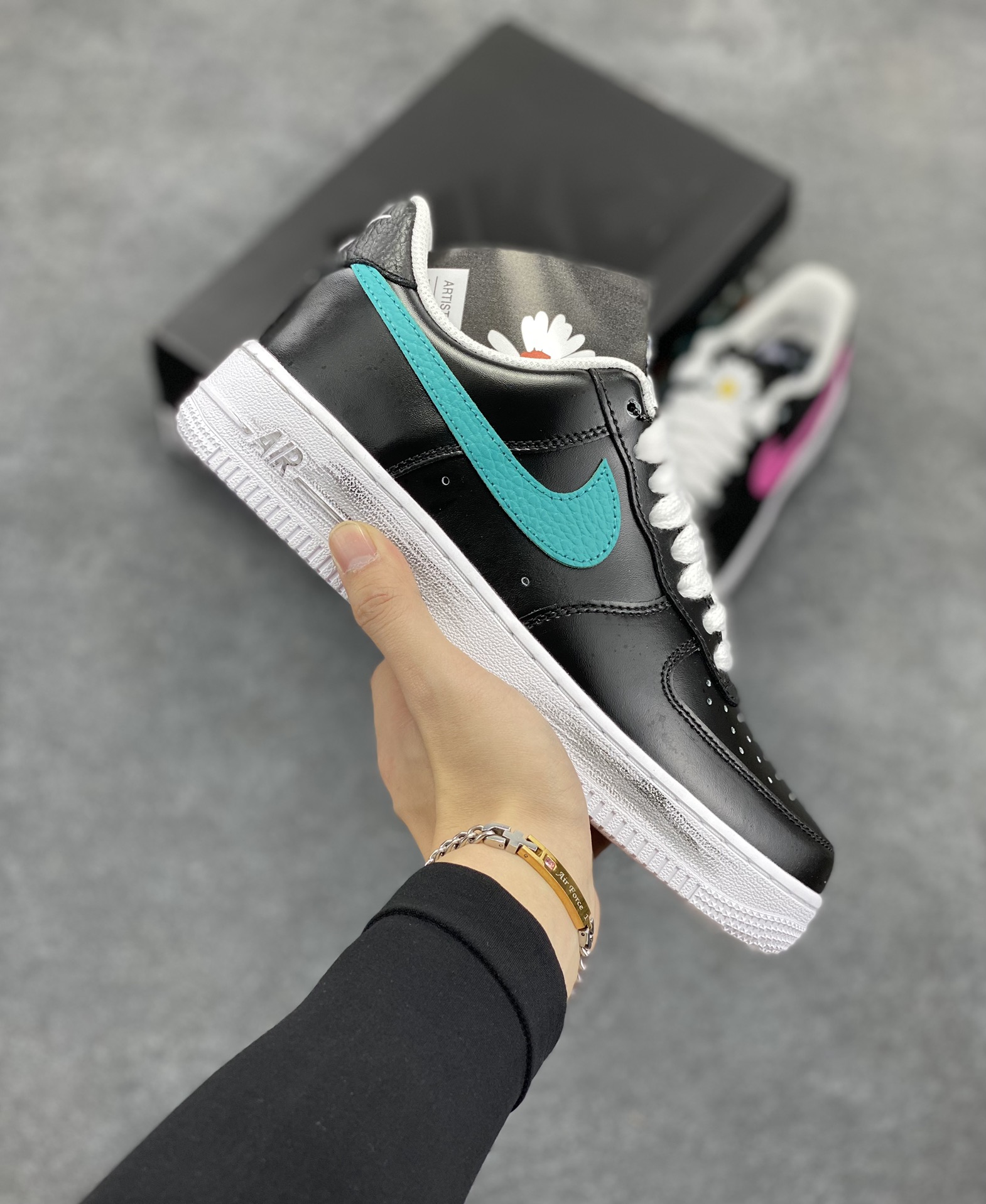 PEACEMINUSONE x Air Force 1 权志龙 4.0 官方原盒➕原配件齐全 GD主理潮流品牌 PEACEMINUSONE 雏菊 与 NIKE 的最新 AIR FORCE 1 LOW 联名，设计上以经典的黑色鞋面与白色外底外加涂鸦油漆构成低筒鞋身，并以双层鞋面的设定呈现，通过刮刮乐的效果呈现独一无二的定制联名，虽说细节简单，但鞋舌的小花标志表示了独特的身份，在鞋舌内还有 PEACEMINUSONE 字样点缀 货号：AQ3692-004 尺码：36 36.5 37.5 38 38.5 39 40 40.5 41 42 42.5 43 44 44.5 45-选品中心