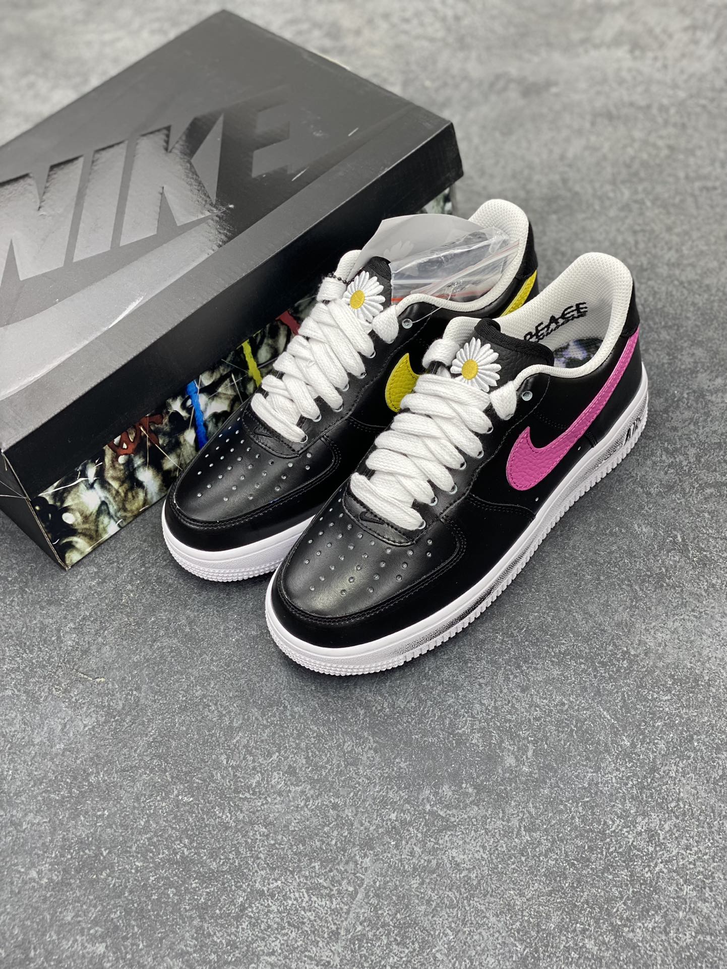 图片[8]-PEACEMINUSONE x Air Force 1 权志龙 4.0 官方原盒➕原配件齐全 GD主理潮流品牌 PEACEMINUSONE 雏菊 与 NIKE 的最新 AIR FORCE 1 LOW 联名，设计上以经典的黑色鞋面与白色外底外加涂鸦油漆构成低筒鞋身，并以双层鞋面的设定呈现，通过刮刮乐的效果呈现独一无二的定制联名，虽说细节简单，但鞋舌的小花标志表示了独特的身份，在鞋舌内还有 PEACEMINUSONE 字样点缀 货号：AQ3692-004 尺码：36 36.5 37.5 38 38.5 39 40 40.5 41 42 42.5 43 44 44.5 45-选品中心