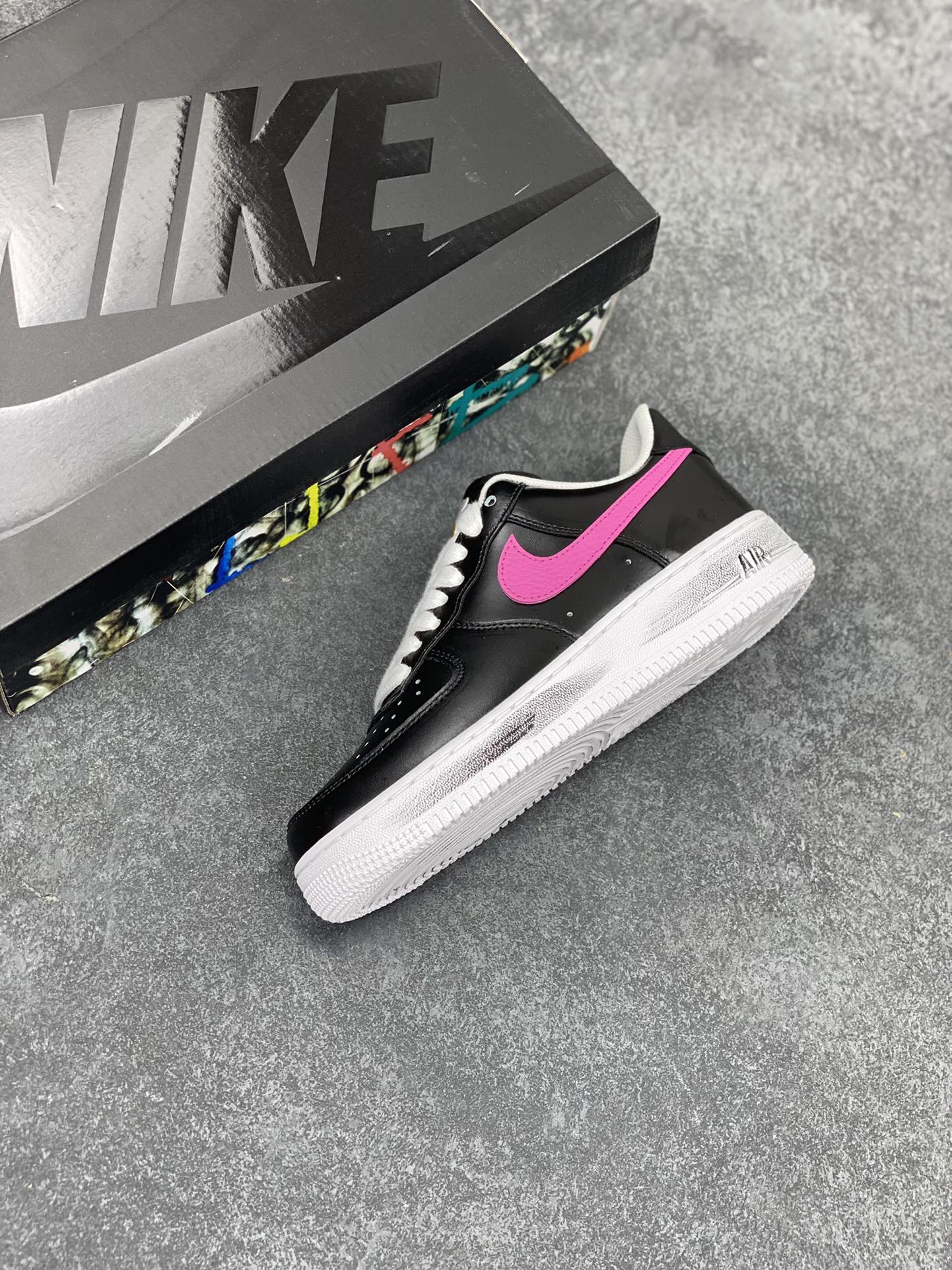 图片[7]-PEACEMINUSONE x Air Force 1 权志龙 4.0 官方原盒➕原配件齐全 GD主理潮流品牌 PEACEMINUSONE 雏菊 与 NIKE 的最新 AIR FORCE 1 LOW 联名，设计上以经典的黑色鞋面与白色外底外加涂鸦油漆构成低筒鞋身，并以双层鞋面的设定呈现，通过刮刮乐的效果呈现独一无二的定制联名，虽说细节简单，但鞋舌的小花标志表示了独特的身份，在鞋舌内还有 PEACEMINUSONE 字样点缀 货号：AQ3692-004 尺码：36 36.5 37.5 38 38.5 39 40 40.5 41 42 42.5 43 44 44.5 45-选品中心