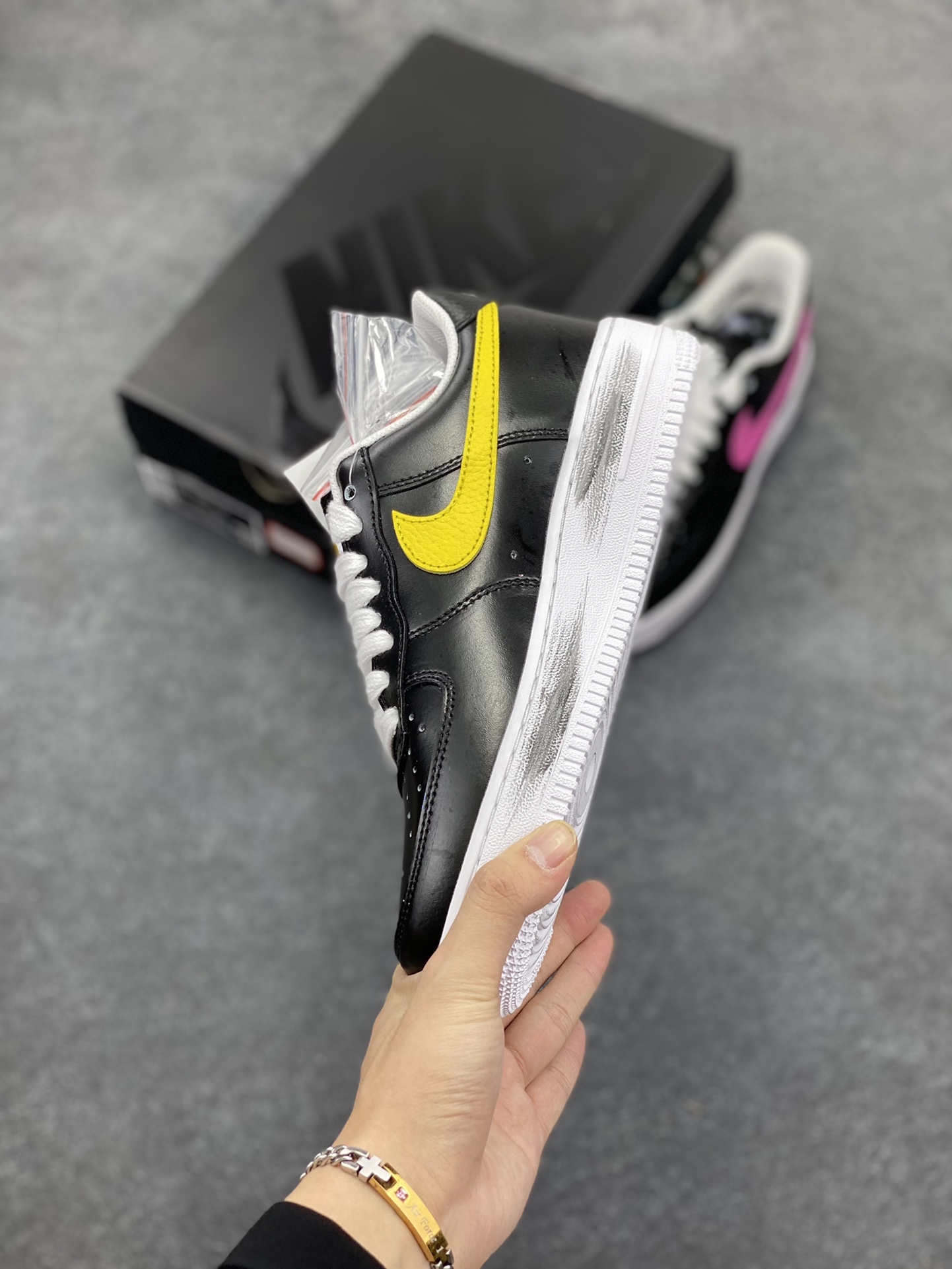 图片[3]-PEACEMINUSONE x Air Force 1 权志龙 4.0 官方原盒➕原配件齐全 GD主理潮流品牌 PEACEMINUSONE 雏菊 与 NIKE 的最新 AIR FORCE 1 LOW 联名，设计上以经典的黑色鞋面与白色外底外加涂鸦油漆构成低筒鞋身，并以双层鞋面的设定呈现，通过刮刮乐的效果呈现独一无二的定制联名，虽说细节简单，但鞋舌的小花标志表示了独特的身份，在鞋舌内还有 PEACEMINUSONE 字样点缀 货号：AQ3692-004 尺码：36 36.5 37.5 38 38.5 39 40 40.5 41 42 42.5 43 44 44.5 45-选品中心