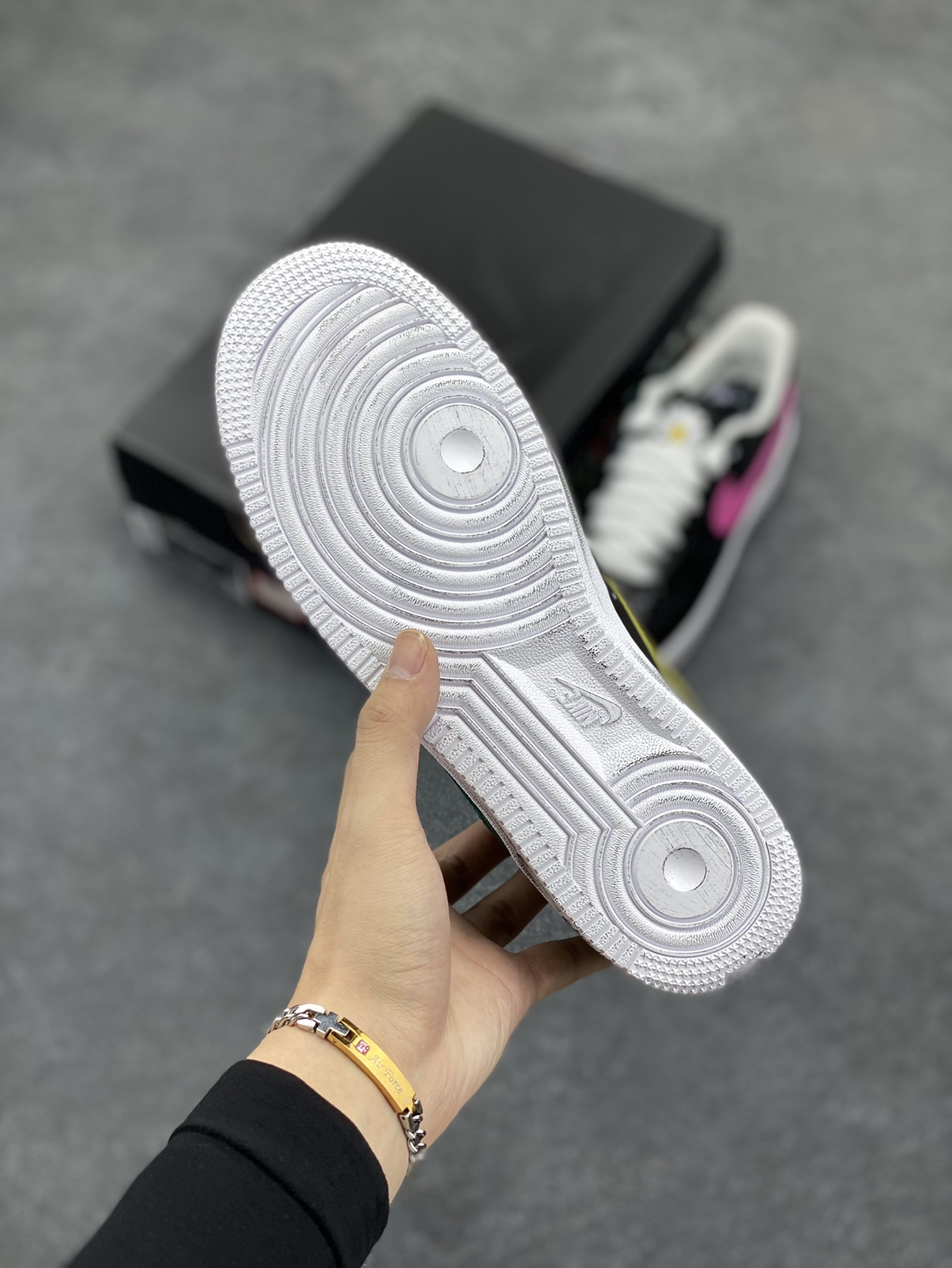 图片[5]-PEACEMINUSONE x Air Force 1 权志龙 4.0 官方原盒➕原配件齐全 GD主理潮流品牌 PEACEMINUSONE 雏菊 与 NIKE 的最新 AIR FORCE 1 LOW 联名，设计上以经典的黑色鞋面与白色外底外加涂鸦油漆构成低筒鞋身，并以双层鞋面的设定呈现，通过刮刮乐的效果呈现独一无二的定制联名，虽说细节简单，但鞋舌的小花标志表示了独特的身份，在鞋舌内还有 PEACEMINUSONE 字样点缀 货号：AQ3692-004 尺码：36 36.5 37.5 38 38.5 39 40 40.5 41 42 42.5 43 44 44.5 45-选品中心