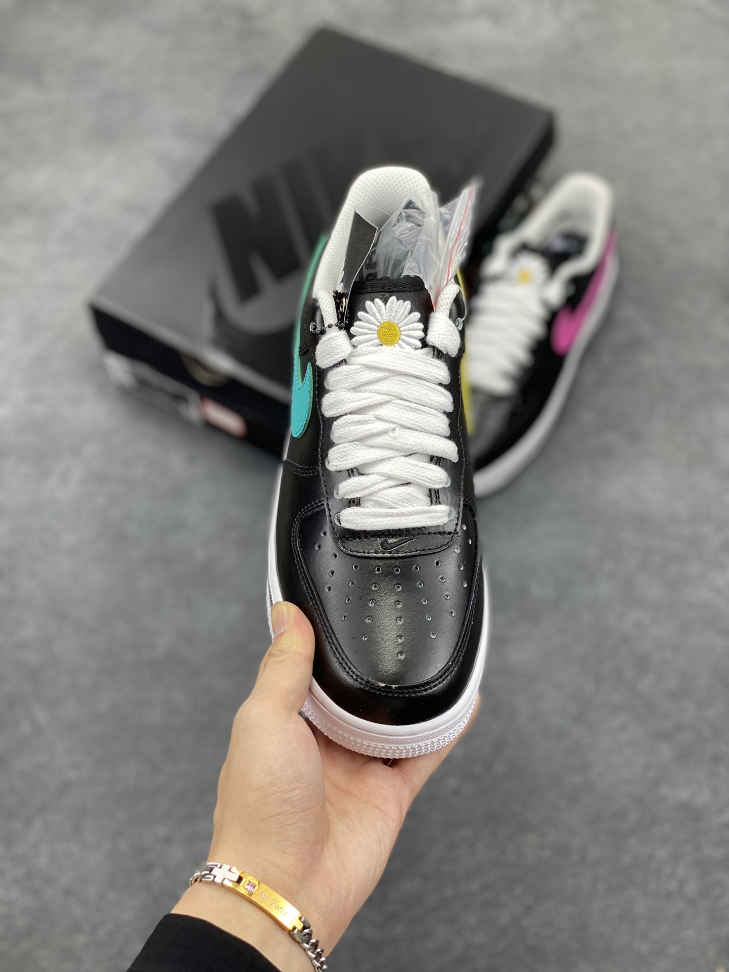 图片[2]-PEACEMINUSONE x Air Force 1 权志龙 4.0 官方原盒➕原配件齐全 GD主理潮流品牌 PEACEMINUSONE 雏菊 与 NIKE 的最新 AIR FORCE 1 LOW 联名，设计上以经典的黑色鞋面与白色外底外加涂鸦油漆构成低筒鞋身，并以双层鞋面的设定呈现，通过刮刮乐的效果呈现独一无二的定制联名，虽说细节简单，但鞋舌的小花标志表示了独特的身份，在鞋舌内还有 PEACEMINUSONE 字样点缀 货号：AQ3692-004 尺码：36 36.5 37.5 38 38.5 39 40 40.5 41 42 42.5 43 44 44.5 45-选品中心