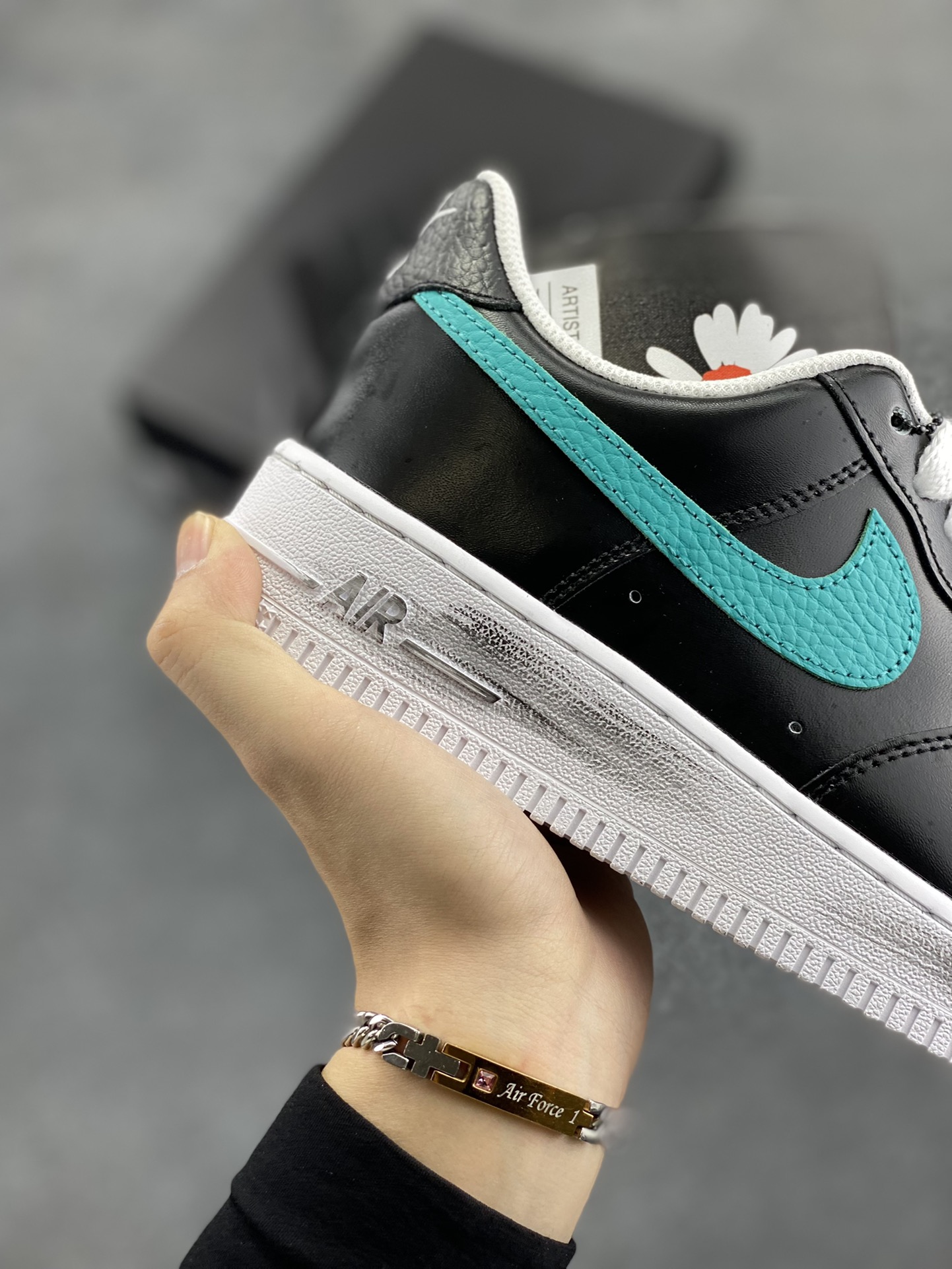 图片[6]-PEACEMINUSONE x Air Force 1 权志龙 4.0 官方原盒➕原配件齐全 GD主理潮流品牌 PEACEMINUSONE 雏菊 与 NIKE 的最新 AIR FORCE 1 LOW 联名，设计上以经典的黑色鞋面与白色外底外加涂鸦油漆构成低筒鞋身，并以双层鞋面的设定呈现，通过刮刮乐的效果呈现独一无二的定制联名，虽说细节简单，但鞋舌的小花标志表示了独特的身份，在鞋舌内还有 PEACEMINUSONE 字样点缀 货号：AQ3692-004 尺码：36 36.5 37.5 38 38.5 39 40 40.5 41 42 42.5 43 44 44.5 45-选品中心