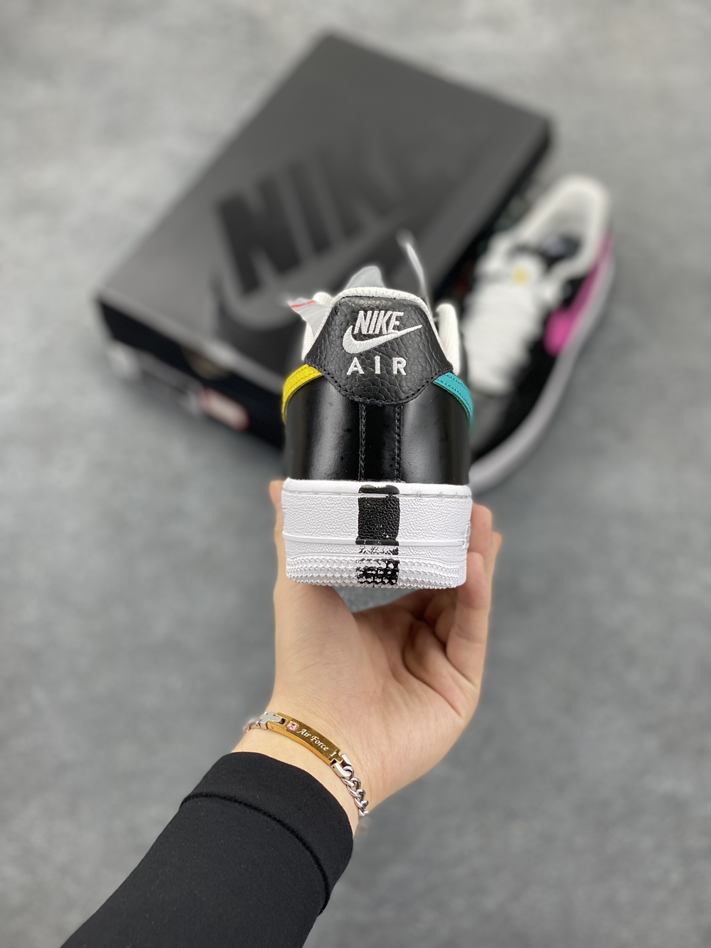 图片[4]-PEACEMINUSONE x Air Force 1 权志龙 4.0 官方原盒➕原配件齐全 GD主理潮流品牌 PEACEMINUSONE 雏菊 与 NIKE 的最新 AIR FORCE 1 LOW 联名，设计上以经典的黑色鞋面与白色外底外加涂鸦油漆构成低筒鞋身，并以双层鞋面的设定呈现，通过刮刮乐的效果呈现独一无二的定制联名，虽说细节简单，但鞋舌的小花标志表示了独特的身份，在鞋舌内还有 PEACEMINUSONE 字样点缀 货号：AQ3692-004 尺码：36 36.5 37.5 38 38.5 39 40 40.5 41 42 42.5 43 44 44.5 45-选品中心