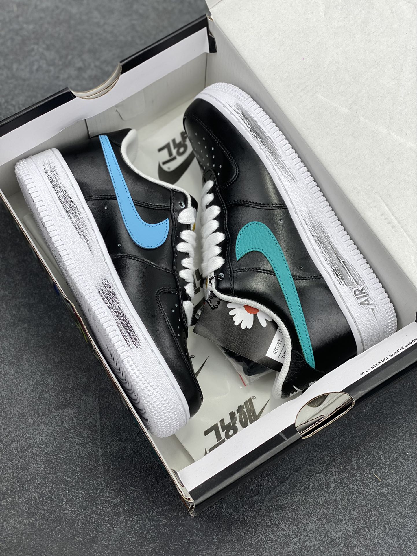 图片[9]-PEACEMINUSONE x Air Force 1 权志龙 4.0 官方原盒➕原配件齐全 GD主理潮流品牌 PEACEMINUSONE 雏菊 与 NIKE 的最新 AIR FORCE 1 LOW 联名，设计上以经典的黑色鞋面与白色外底外加涂鸦油漆构成低筒鞋身，并以双层鞋面的设定呈现，通过刮刮乐的效果呈现独一无二的定制联名，虽说细节简单，但鞋舌的小花标志表示了独特的身份，在鞋舌内还有 PEACEMINUSONE 字样点缀 货号：AQ3692-004 尺码：36 36.5 37.5 38 38.5 39 40 40.5 41 42 42.5 43 44 44.5 45-选品中心