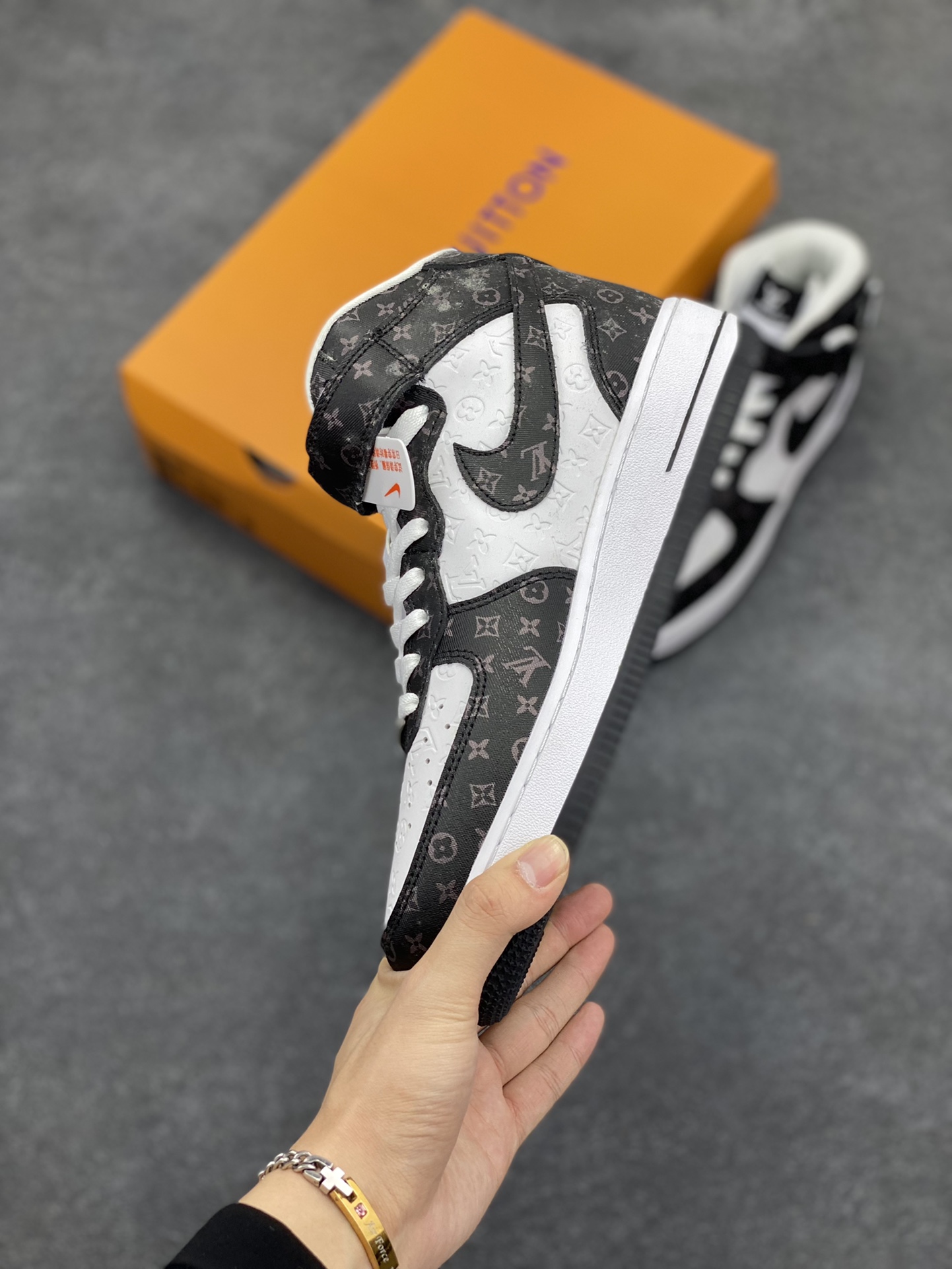 图片[3]-NIke Air Force 1 \’07 Low “LV联名–白黑印花”空军一号 中帮 运动鞋 休闲鞋 折边针车 工艺难度大 原楦头原纸板 原装鞋盒 定制五金配件 内置全掌气垫 原厂鞋底 货号：DV0688-400 尺码：36 36.5 37.5 38 38.5 39 40 40.5 41 42 42.5 43 44 44.5 45-选品中心