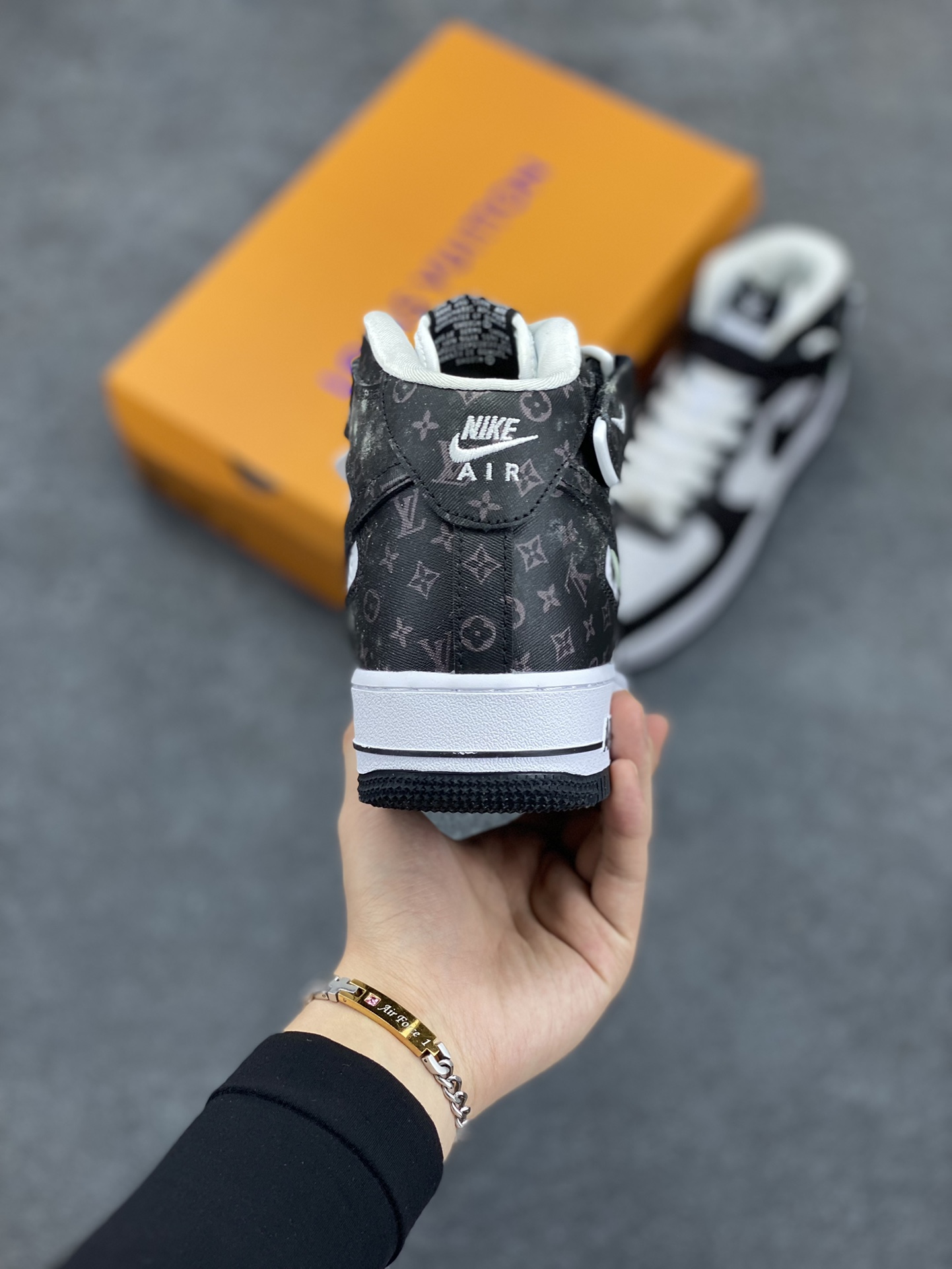 图片[4]-NIke Air Force 1 \’07 Low “LV联名–白黑印花”空军一号 中帮 运动鞋 休闲鞋 折边针车 工艺难度大 原楦头原纸板 原装鞋盒 定制五金配件 内置全掌气垫 原厂鞋底 货号：DV0688-400 尺码：36 36.5 37.5 38 38.5 39 40 40.5 41 42 42.5 43 44 44.5 45-选品中心