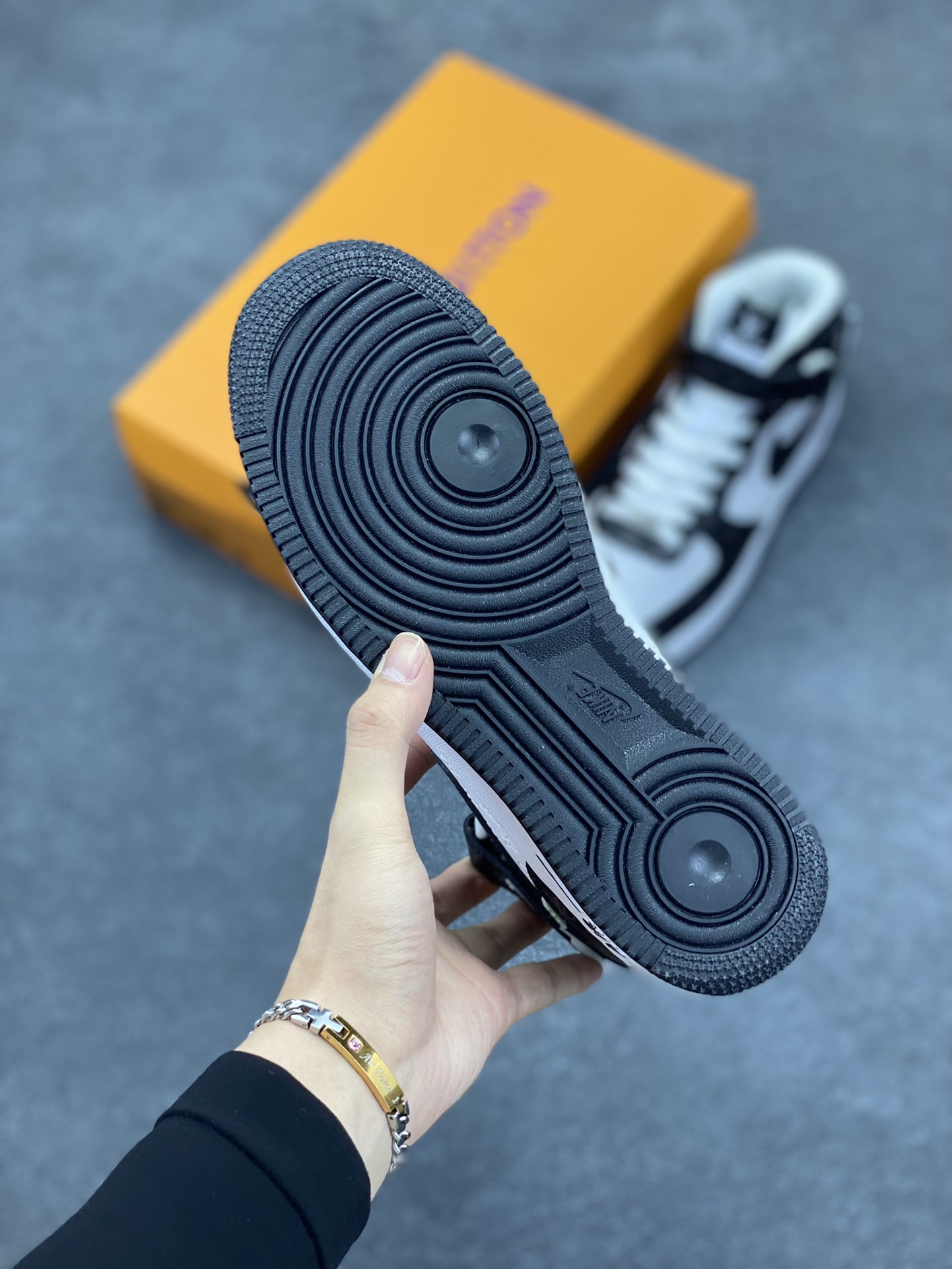 图片[5]-NIke Air Force 1 \’07 Low “LV联名–白黑印花”空军一号 中帮 运动鞋 休闲鞋 折边针车 工艺难度大 原楦头原纸板 原装鞋盒 定制五金配件 内置全掌气垫 原厂鞋底 货号：DV0688-400 尺码：36 36.5 37.5 38 38.5 39 40 40.5 41 42 42.5 43 44 44.5 45-选品中心