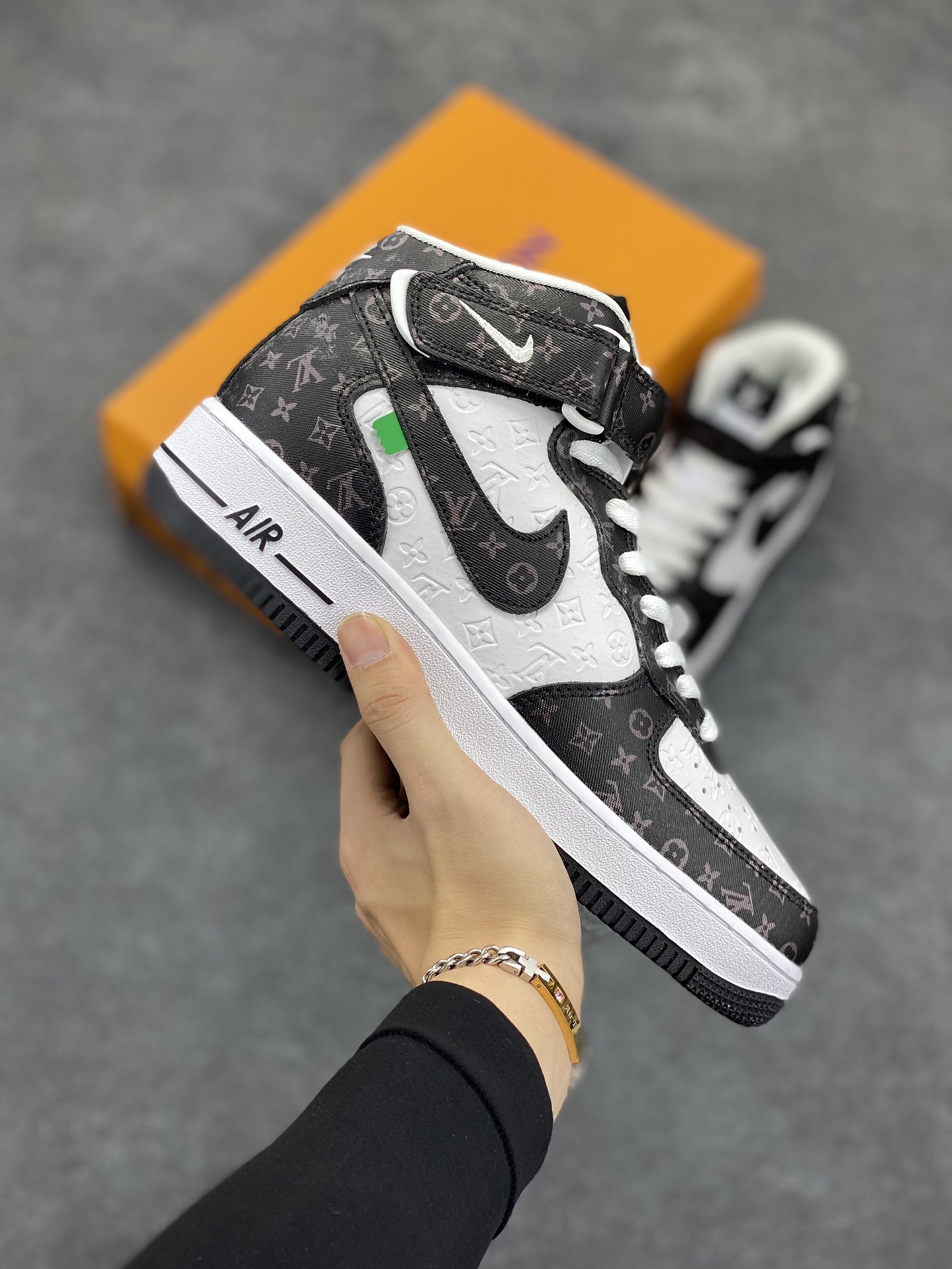 NIke Air Force 1 \’07 Low “LV联名–白黑印花”空军一号 中帮 运动鞋 休闲鞋 折边针车 工艺难度大 原楦头原纸板 原装鞋盒 定制五金配件 内置全掌气垫 原厂鞋底 货号:DV0688-400 尺码:36 36.5 37.5 38 38.5 39 40 40.5 41 42 42.5 43 44 44.5 45-选品中心