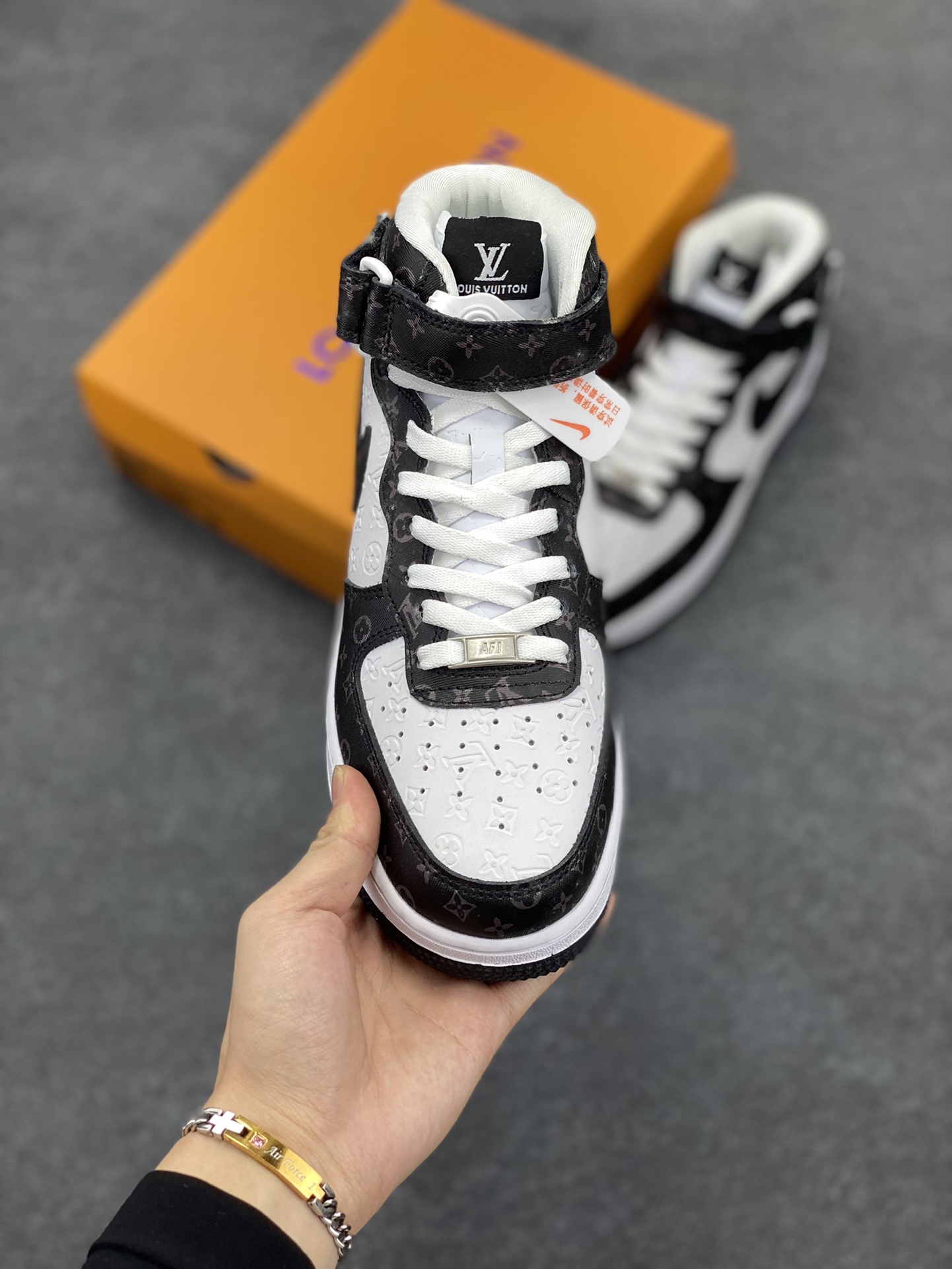图片[2]-NIke Air Force 1 \’07 Low “LV联名–白黑印花”空军一号 中帮 运动鞋 休闲鞋 折边针车 工艺难度大 原楦头原纸板 原装鞋盒 定制五金配件 内置全掌气垫 原厂鞋底 货号：DV0688-400 尺码：36 36.5 37.5 38 38.5 39 40 40.5 41 42 42.5 43 44 44.5 45-选品中心