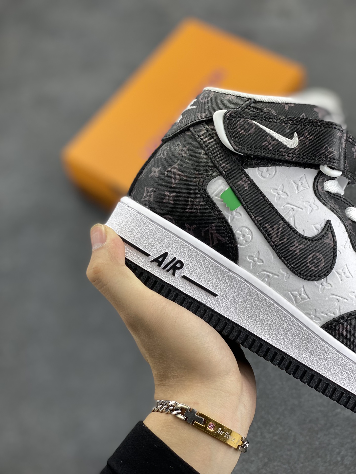 图片[6]-NIke Air Force 1 \’07 Low “LV联名–白黑印花”空军一号 中帮 运动鞋 休闲鞋 折边针车 工艺难度大 原楦头原纸板 原装鞋盒 定制五金配件 内置全掌气垫 原厂鞋底 货号：DV0688-400 尺码：36 36.5 37.5 38 38.5 39 40 40.5 41 42 42.5 43 44 44.5 45-选品中心