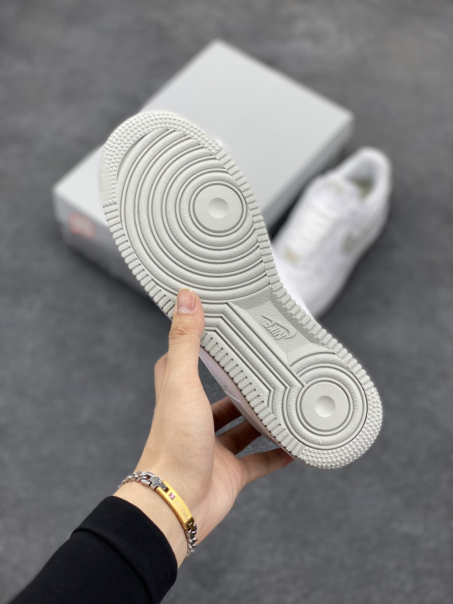 图片[5]-福利特价 Nike Air Force 1‘07 Low 白灰 空军一号低帮休闲板鞋 原楦头原纸板 打造纯正空军版型#专注外贸渠道 全掌内置蜂窝气垫 #原盒配件 原厂中底钢印、拉帮完美 货号：FJ4146-100 尺码：36 36.5 37.5 38 38.5 39 40 40.5 41 42 42.5 43 44 44.5 45-选品中心
