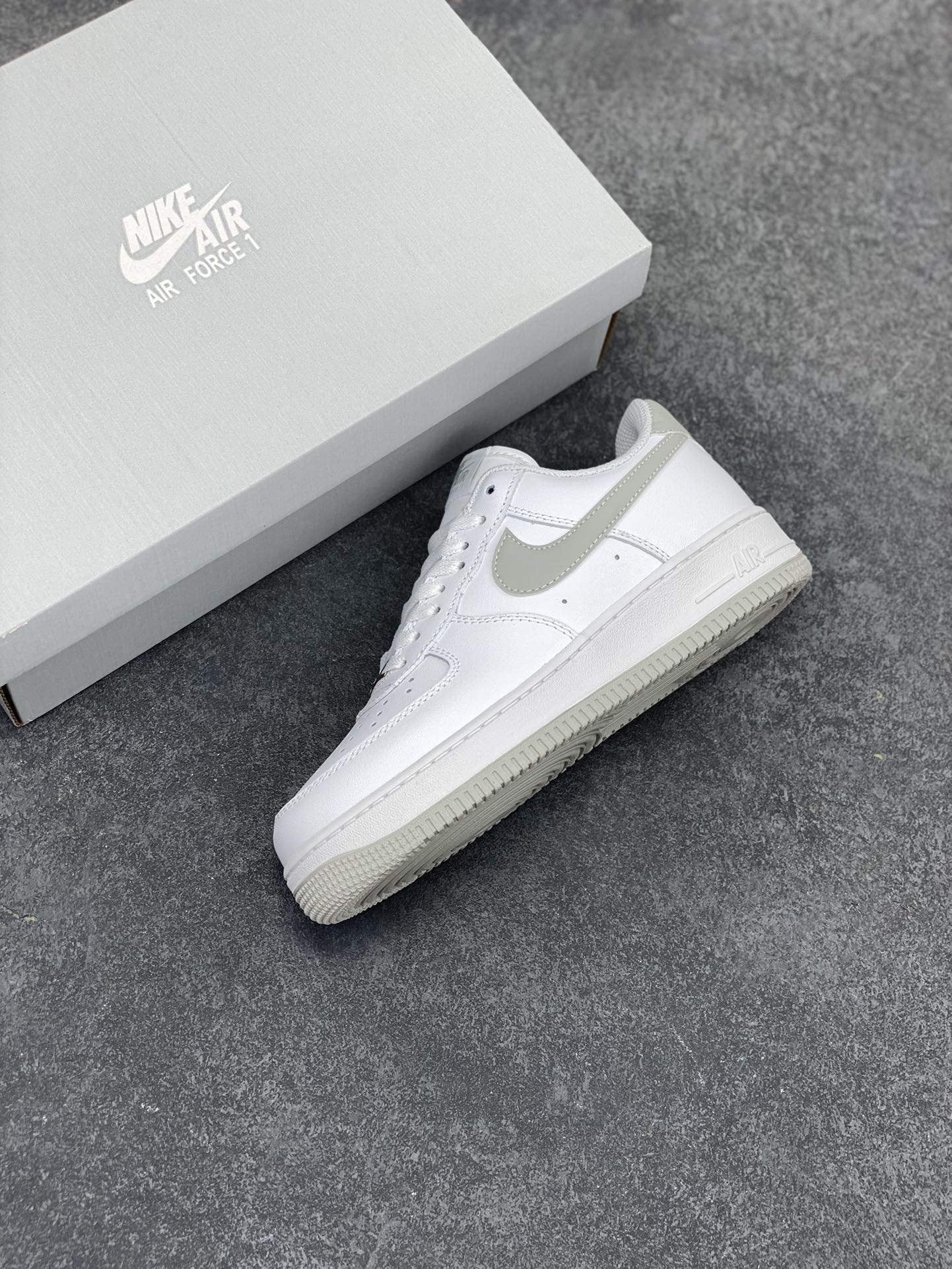 图片[7]-福利特价 Nike Air Force 1‘07 Low 白灰 空军一号低帮休闲板鞋 原楦头原纸板 打造纯正空军版型#专注外贸渠道 全掌内置蜂窝气垫 #原盒配件 原厂中底钢印、拉帮完美 货号：FJ4146-100 尺码：36 36.5 37.5 38 38.5 39 40 40.5 41 42 42.5 43 44 44.5 45-选品中心