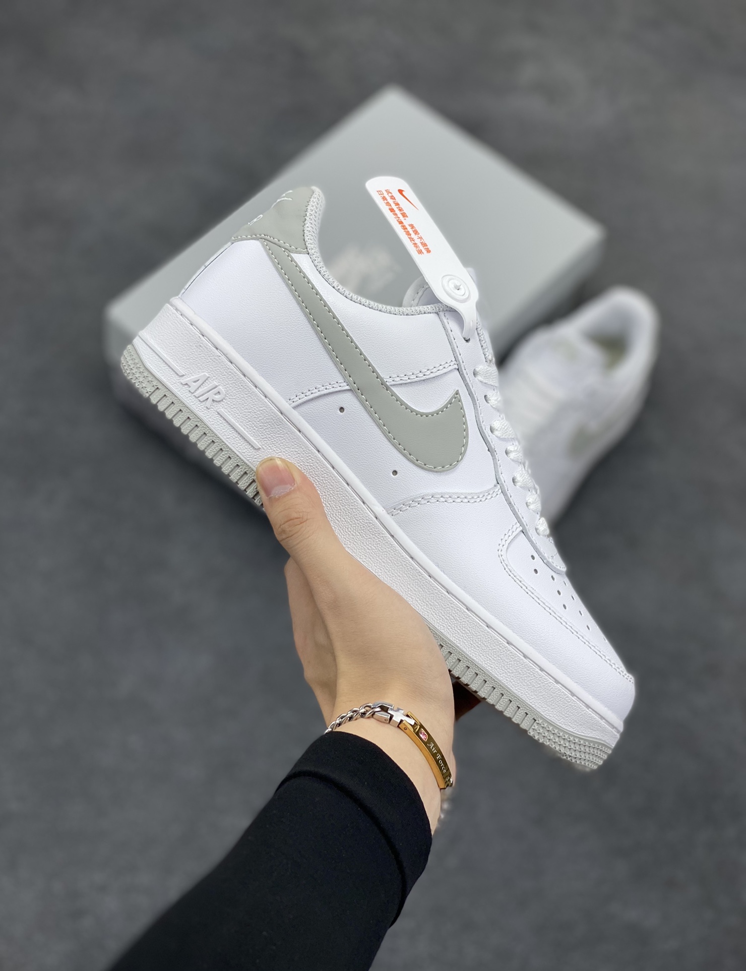 福利特价 Nike Air Force 1‘07 Low 白灰 空军一号低帮休闲板鞋 原楦头原纸板 打造纯正空军版型#专注外贸渠道 全掌内置蜂窝气垫 #原盒配件 原厂中底钢印、拉帮完美 货号：FJ4146-100 尺码：36 36.5 37.5 38 38.5 39 40 40.5 41 42 42.5 43 44 44.5 45-选品中心