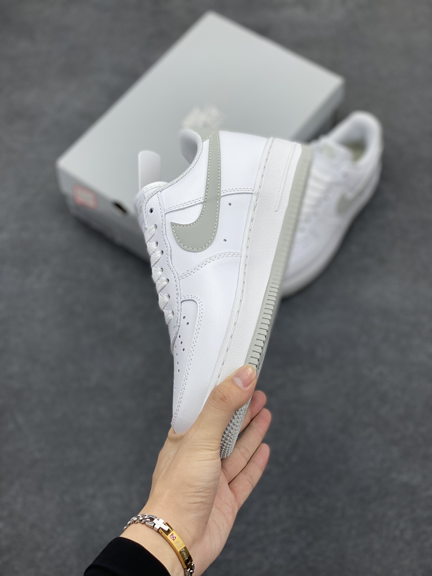 图片[3]-福利特价 Nike Air Force 1‘07 Low 白灰 空军一号低帮休闲板鞋 原楦头原纸板 打造纯正空军版型#专注外贸渠道 全掌内置蜂窝气垫 #原盒配件 原厂中底钢印、拉帮完美 货号：FJ4146-100 尺码：36 36.5 37.5 38 38.5 39 40 40.5 41 42 42.5 43 44 44.5 45-选品中心