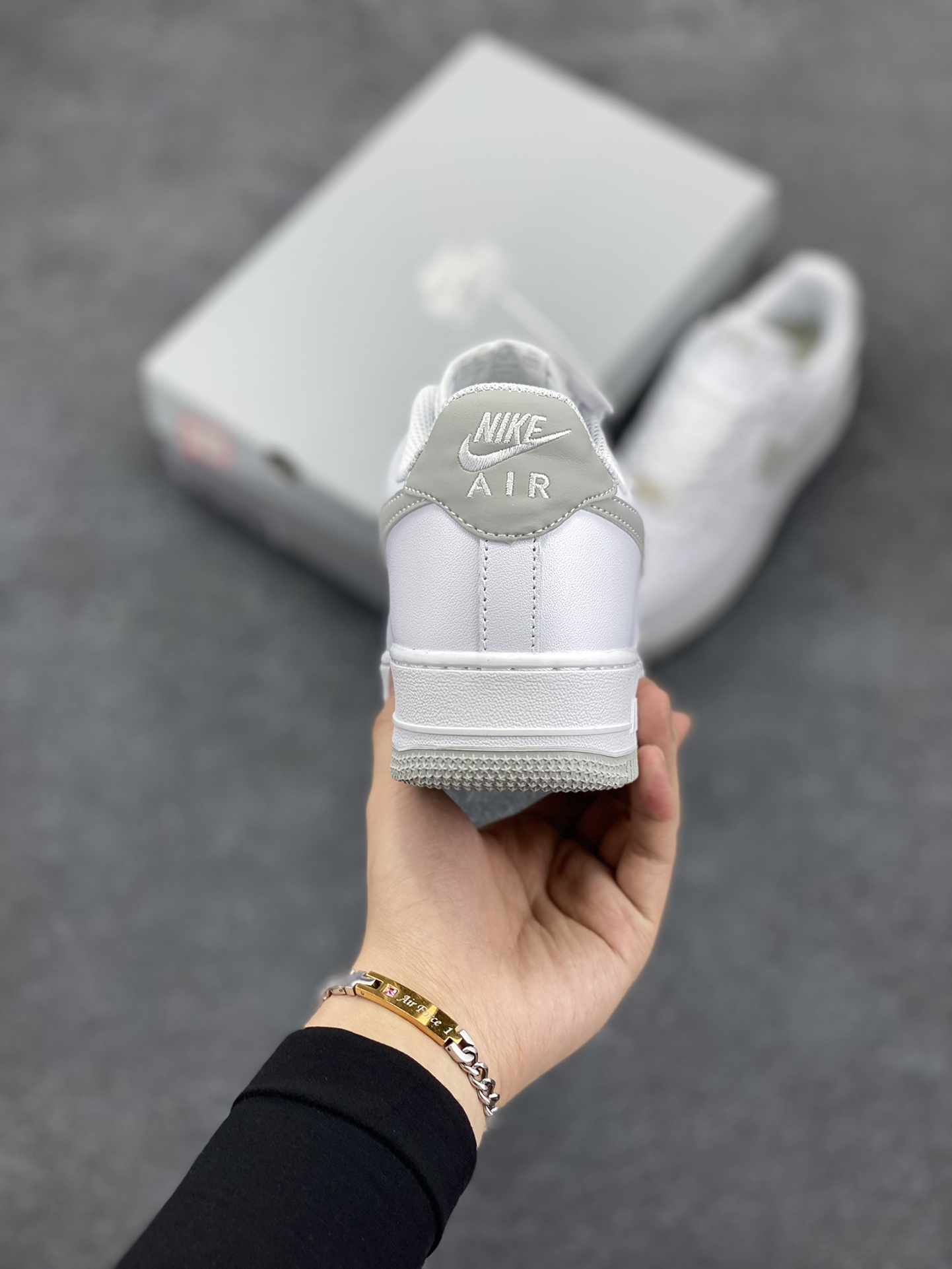图片[4]-福利特价 Nike Air Force 1‘07 Low 白灰 空军一号低帮休闲板鞋 原楦头原纸板 打造纯正空军版型#专注外贸渠道 全掌内置蜂窝气垫 #原盒配件 原厂中底钢印、拉帮完美 货号：FJ4146-100 尺码：36 36.5 37.5 38 38.5 39 40 40.5 41 42 42.5 43 44 44.5 45-选品中心