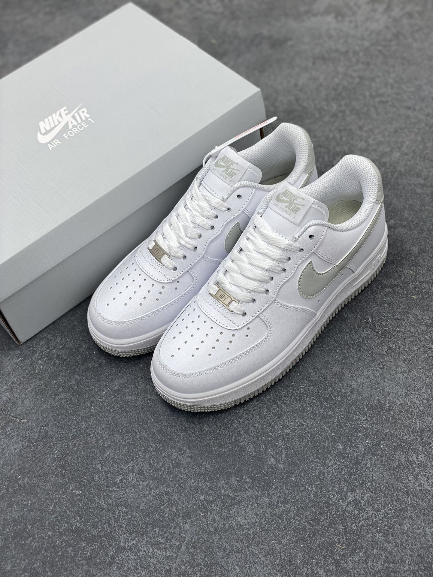 图片[8]-福利特价 Nike Air Force 1‘07 Low 白灰 空军一号低帮休闲板鞋 原楦头原纸板 打造纯正空军版型#专注外贸渠道 全掌内置蜂窝气垫 #原盒配件 原厂中底钢印、拉帮完美 货号：FJ4146-100 尺码：36 36.5 37.5 38 38.5 39 40 40.5 41 42 42.5 43 44 44.5 45-选品中心