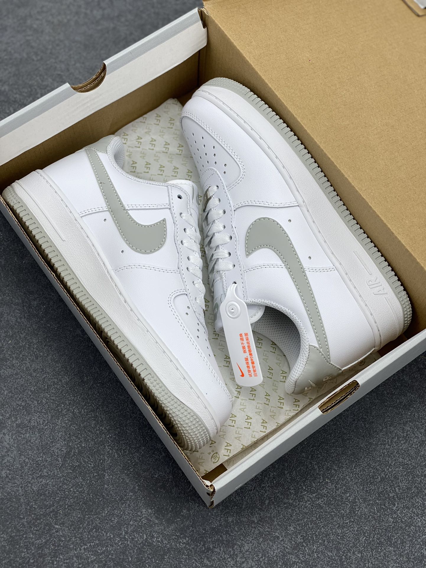 图片[9]-福利特价 Nike Air Force 1‘07 Low 白灰 空军一号低帮休闲板鞋 原楦头原纸板 打造纯正空军版型#专注外贸渠道 全掌内置蜂窝气垫 #原盒配件 原厂中底钢印、拉帮完美 货号：FJ4146-100 尺码：36 36.5 37.5 38 38.5 39 40 40.5 41 42 42.5 43 44 44.5 45-选品中心