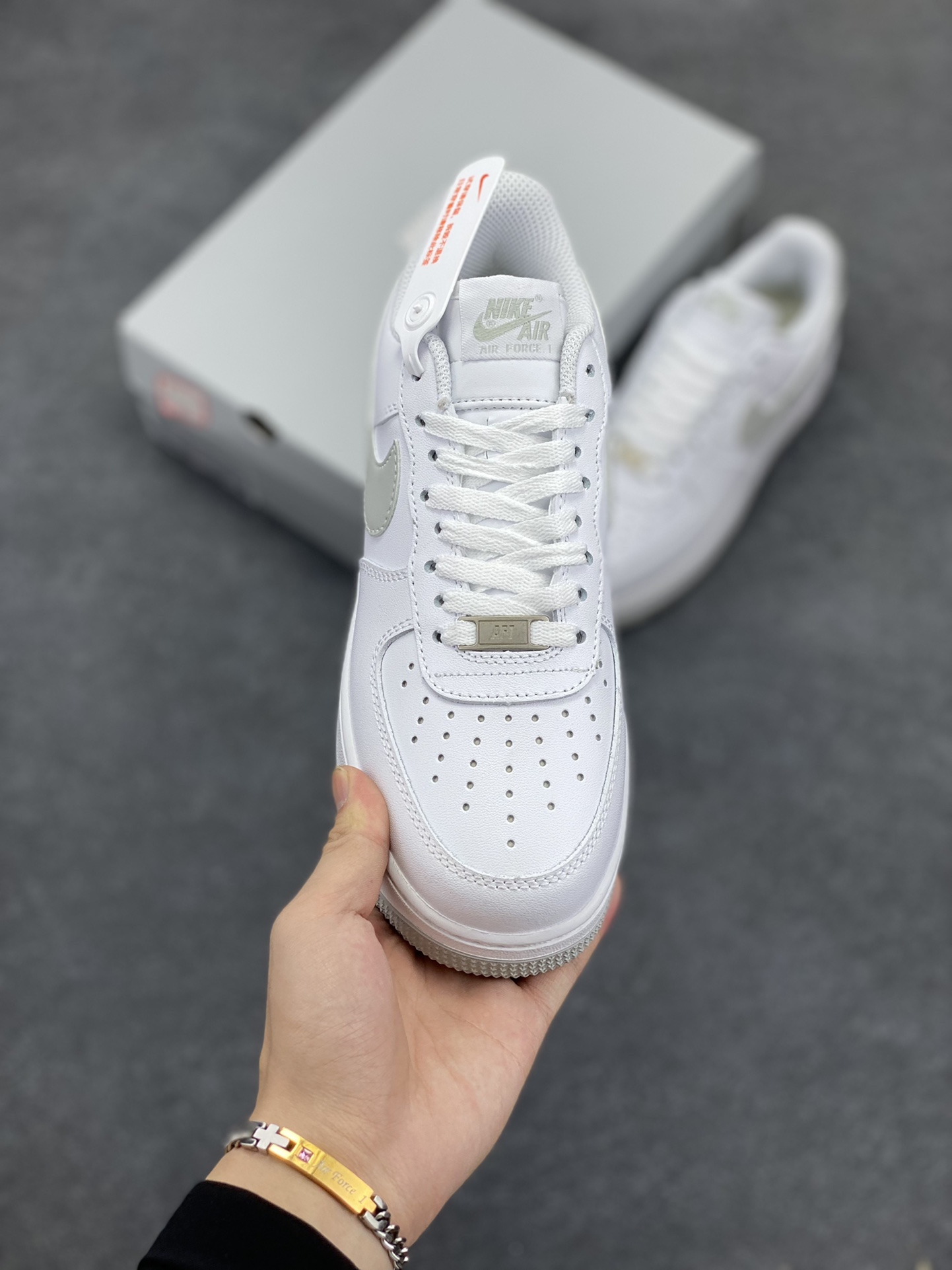 图片[2]-福利特价 Nike Air Force 1‘07 Low 白灰 空军一号低帮休闲板鞋 原楦头原纸板 打造纯正空军版型#专注外贸渠道 全掌内置蜂窝气垫 #原盒配件 原厂中底钢印、拉帮完美 货号：FJ4146-100 尺码：36 36.5 37.5 38 38.5 39 40 40.5 41 42 42.5 43 44 44.5 45-选品中心