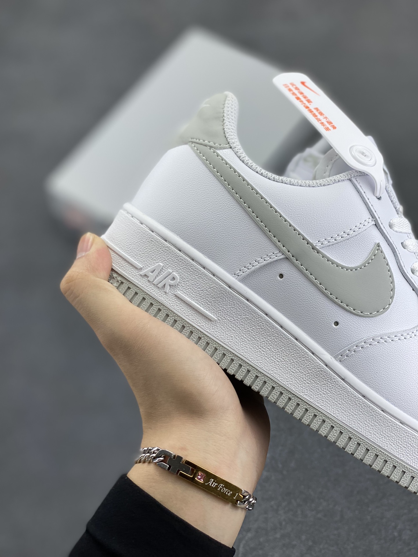 图片[6]-福利特价 Nike Air Force 1‘07 Low 白灰 空军一号低帮休闲板鞋 原楦头原纸板 打造纯正空军版型#专注外贸渠道 全掌内置蜂窝气垫 #原盒配件 原厂中底钢印、拉帮完美 货号：FJ4146-100 尺码：36 36.5 37.5 38 38.5 39 40 40.5 41 42 42.5 43 44 44.5 45-选品中心