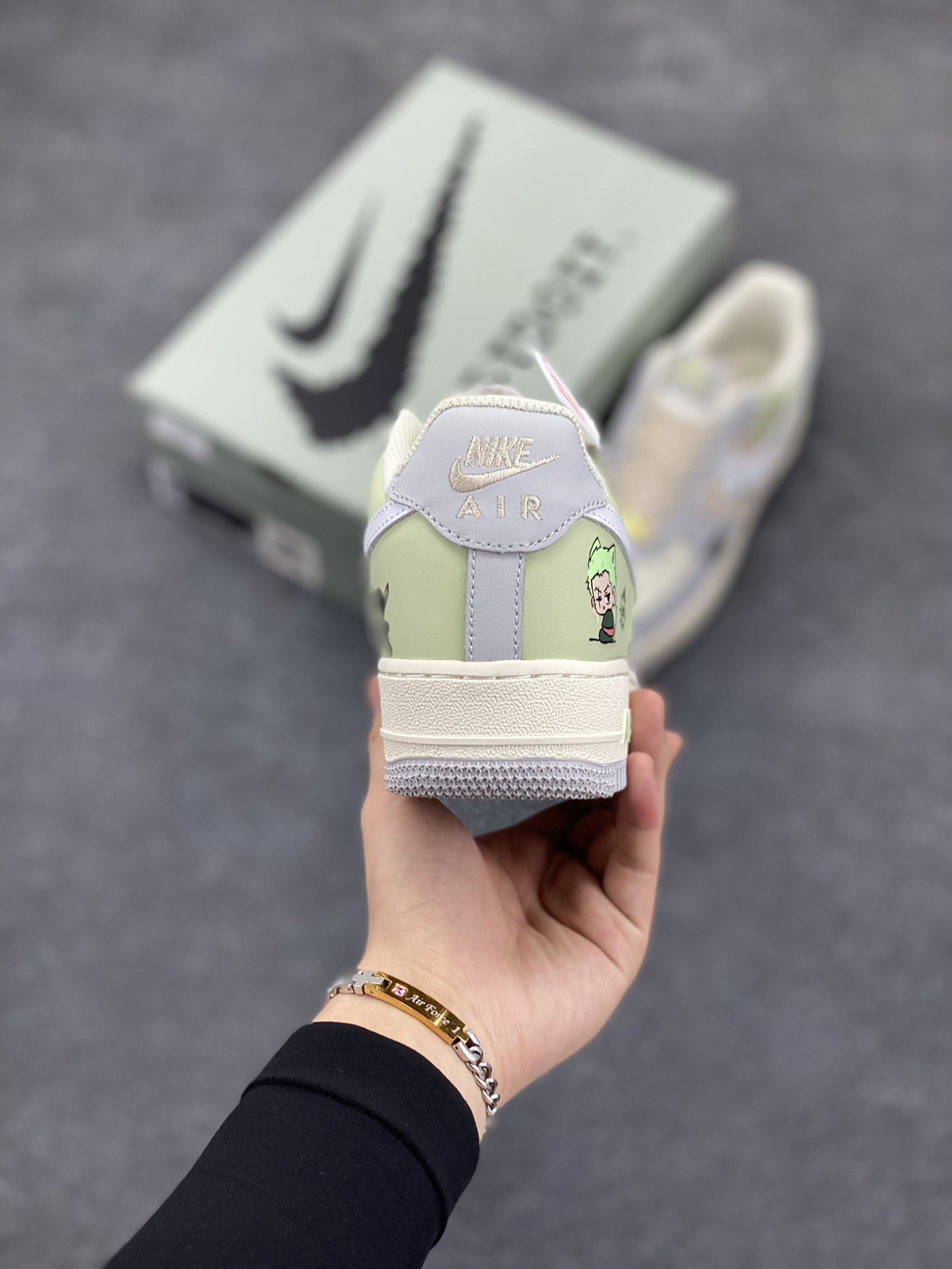 图片[4]-Nike Air Force 1 Low “ Three blade flow”海贼王系列 “三刀流” 空军一号低帮休闲运动板鞋  索隆的三把刀，和道一文字、秋水、阎魔，是他身体的延伸，也是他意志的象征。当战斗开始，他将三把刀咬在口中、握于手中，整个人的气势瞬间如火山喷发。 货号：CJ0304-510 尺码：36 36.5 37.5 38 38.5 39 40 40.5 41 42 42.5 43 44 44.5 45-选品中心