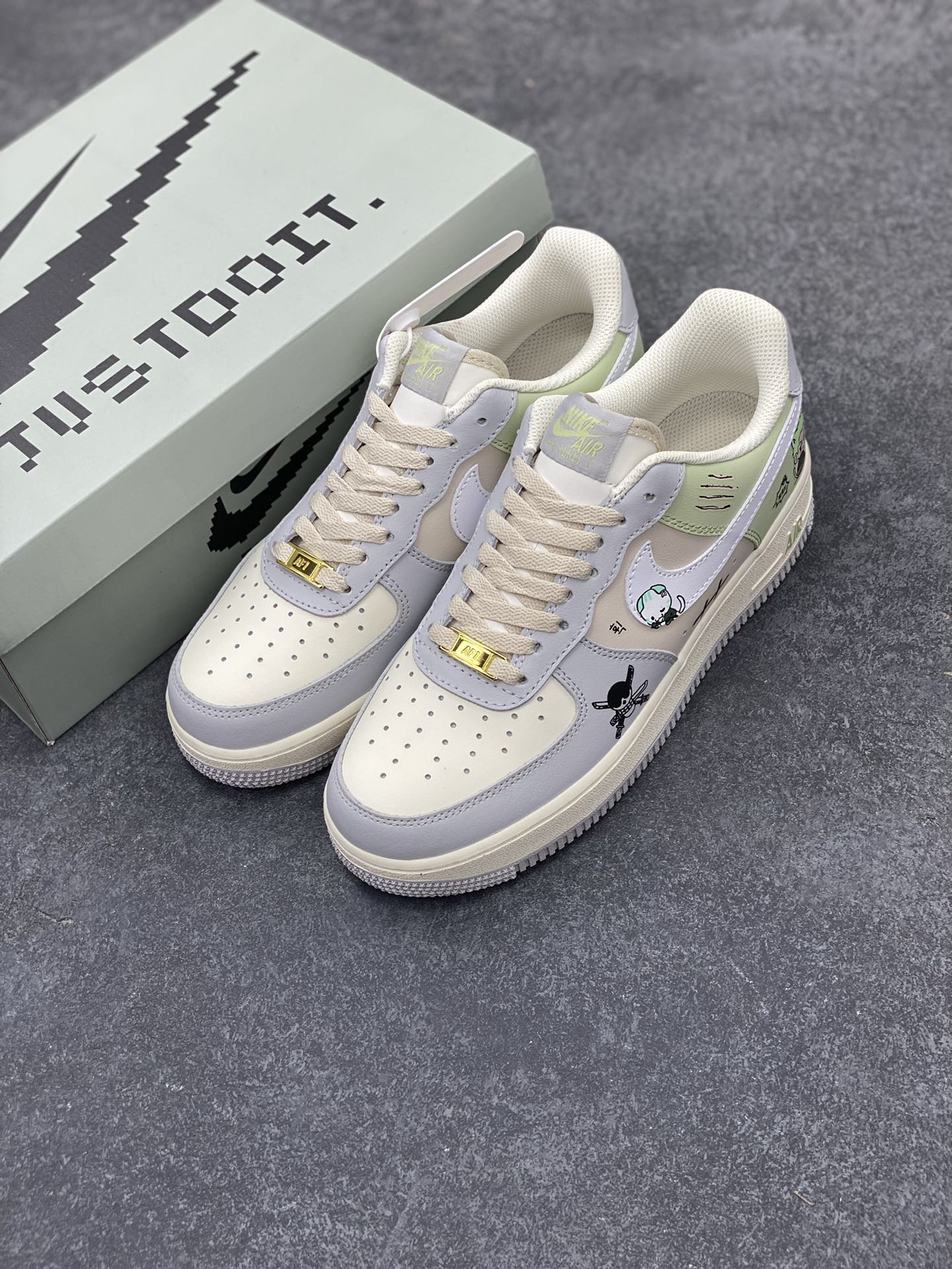 图片[8]-Nike Air Force 1 Low “ Three blade flow”海贼王系列 “三刀流” 空军一号低帮休闲运动板鞋  索隆的三把刀，和道一文字、秋水、阎魔，是他身体的延伸，也是他意志的象征。当战斗开始，他将三把刀咬在口中、握于手中，整个人的气势瞬间如火山喷发。 货号：CJ0304-510 尺码：36 36.5 37.5 38 38.5 39 40 40.5 41 42 42.5 43 44 44.5 45-选品中心