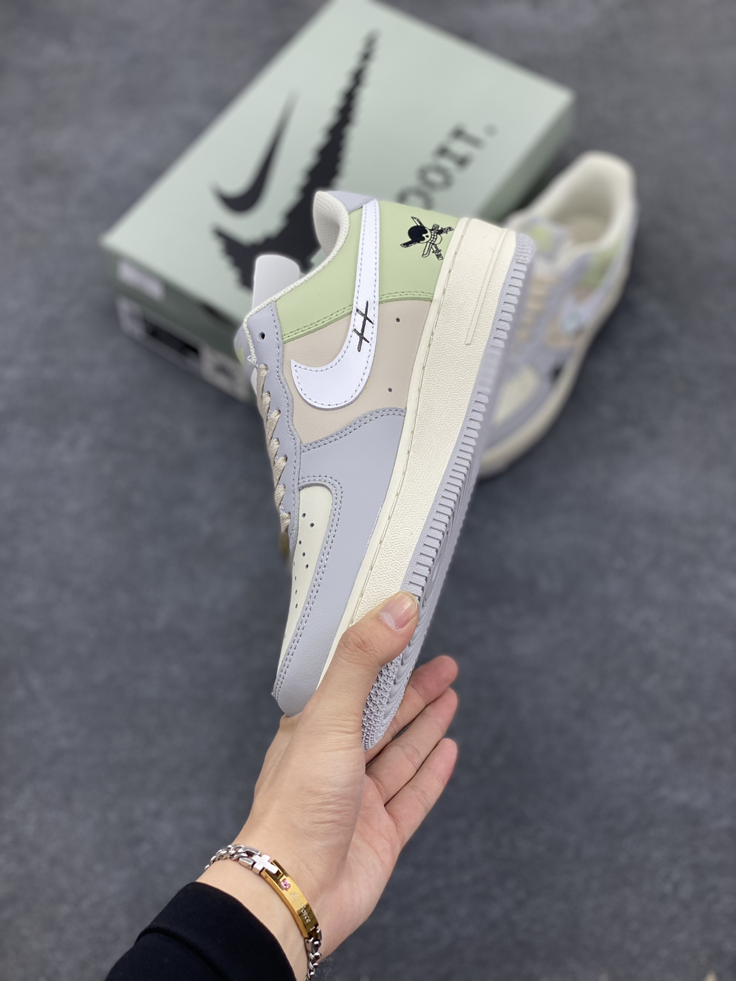 图片[3]-Nike Air Force 1 Low “ Three blade flow”海贼王系列 “三刀流” 空军一号低帮休闲运动板鞋  索隆的三把刀，和道一文字、秋水、阎魔，是他身体的延伸，也是他意志的象征。当战斗开始，他将三把刀咬在口中、握于手中，整个人的气势瞬间如火山喷发。 货号：CJ0304-510 尺码：36 36.5 37.5 38 38.5 39 40 40.5 41 42 42.5 43 44 44.5 45-选品中心
