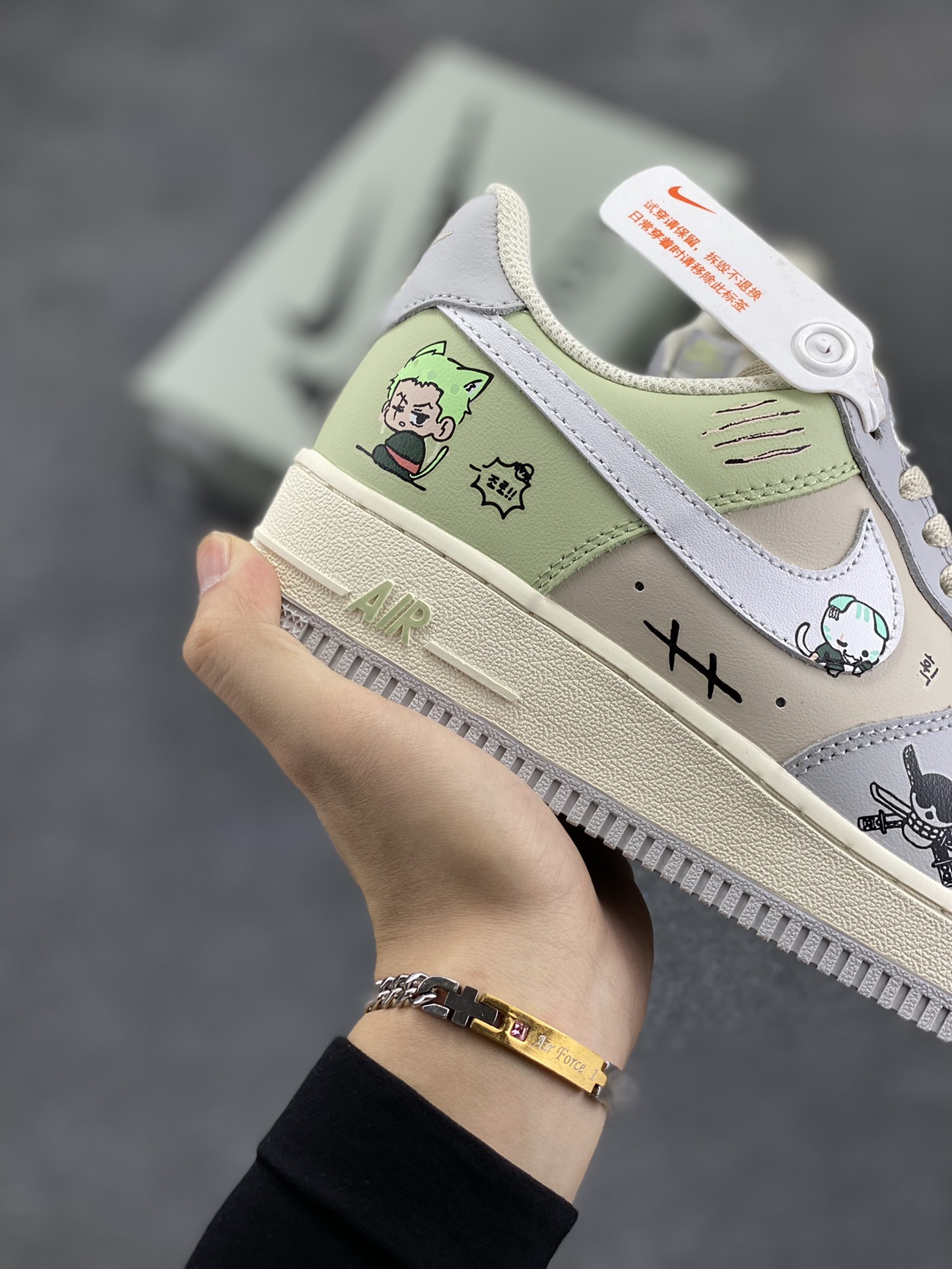 图片[6]-Nike Air Force 1 Low “ Three blade flow”海贼王系列 “三刀流” 空军一号低帮休闲运动板鞋  索隆的三把刀，和道一文字、秋水、阎魔，是他身体的延伸，也是他意志的象征。当战斗开始，他将三把刀咬在口中、握于手中，整个人的气势瞬间如火山喷发。 货号：CJ0304-510 尺码：36 36.5 37.5 38 38.5 39 40 40.5 41 42 42.5 43 44 44.5 45-选品中心