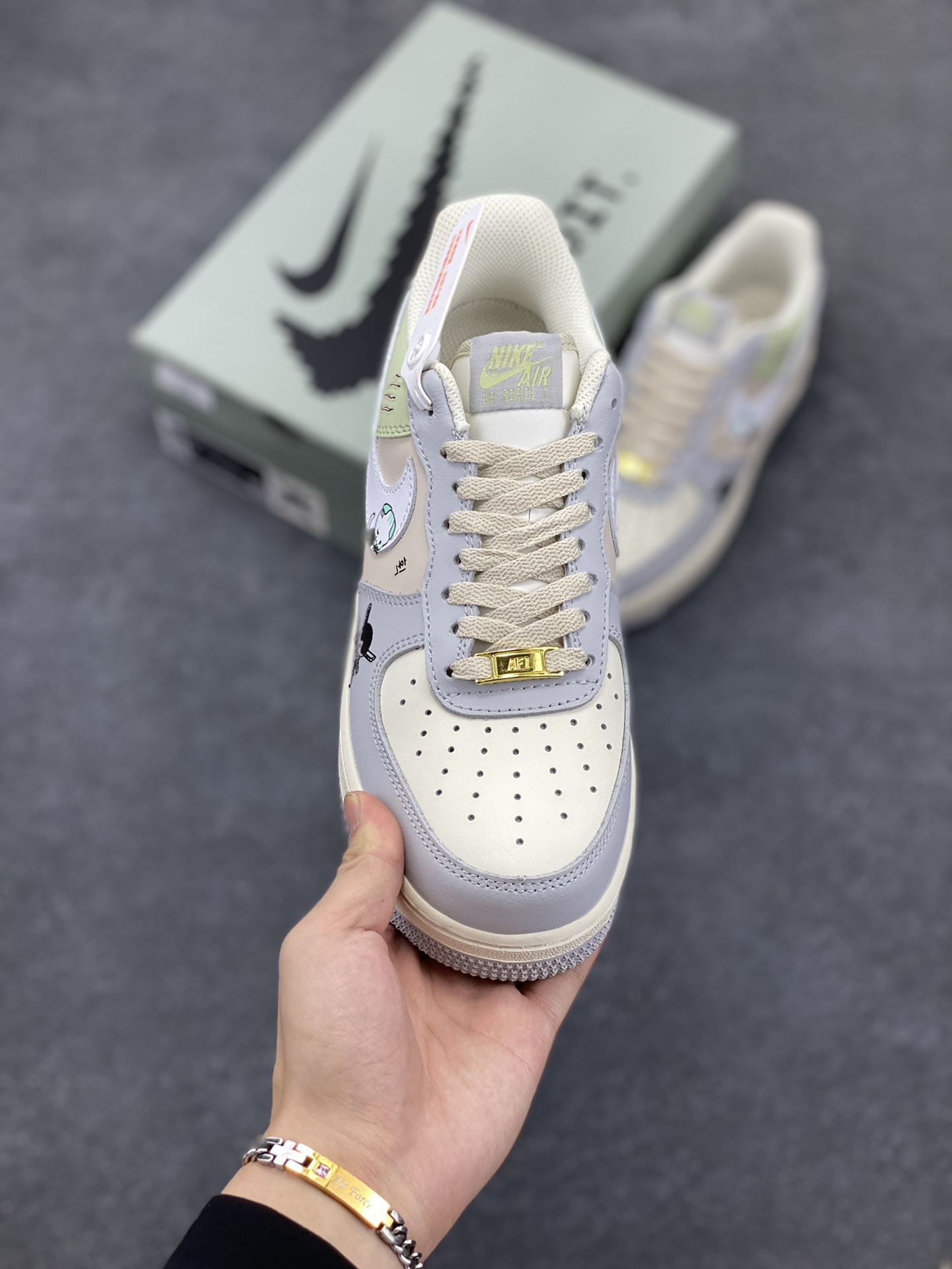 图片[2]-Nike Air Force 1 Low “ Three blade flow”海贼王系列 “三刀流” 空军一号低帮休闲运动板鞋  索隆的三把刀，和道一文字、秋水、阎魔，是他身体的延伸，也是他意志的象征。当战斗开始，他将三把刀咬在口中、握于手中，整个人的气势瞬间如火山喷发。 货号：CJ0304-510 尺码：36 36.5 37.5 38 38.5 39 40 40.5 41 42 42.5 43 44 44.5 45-选品中心