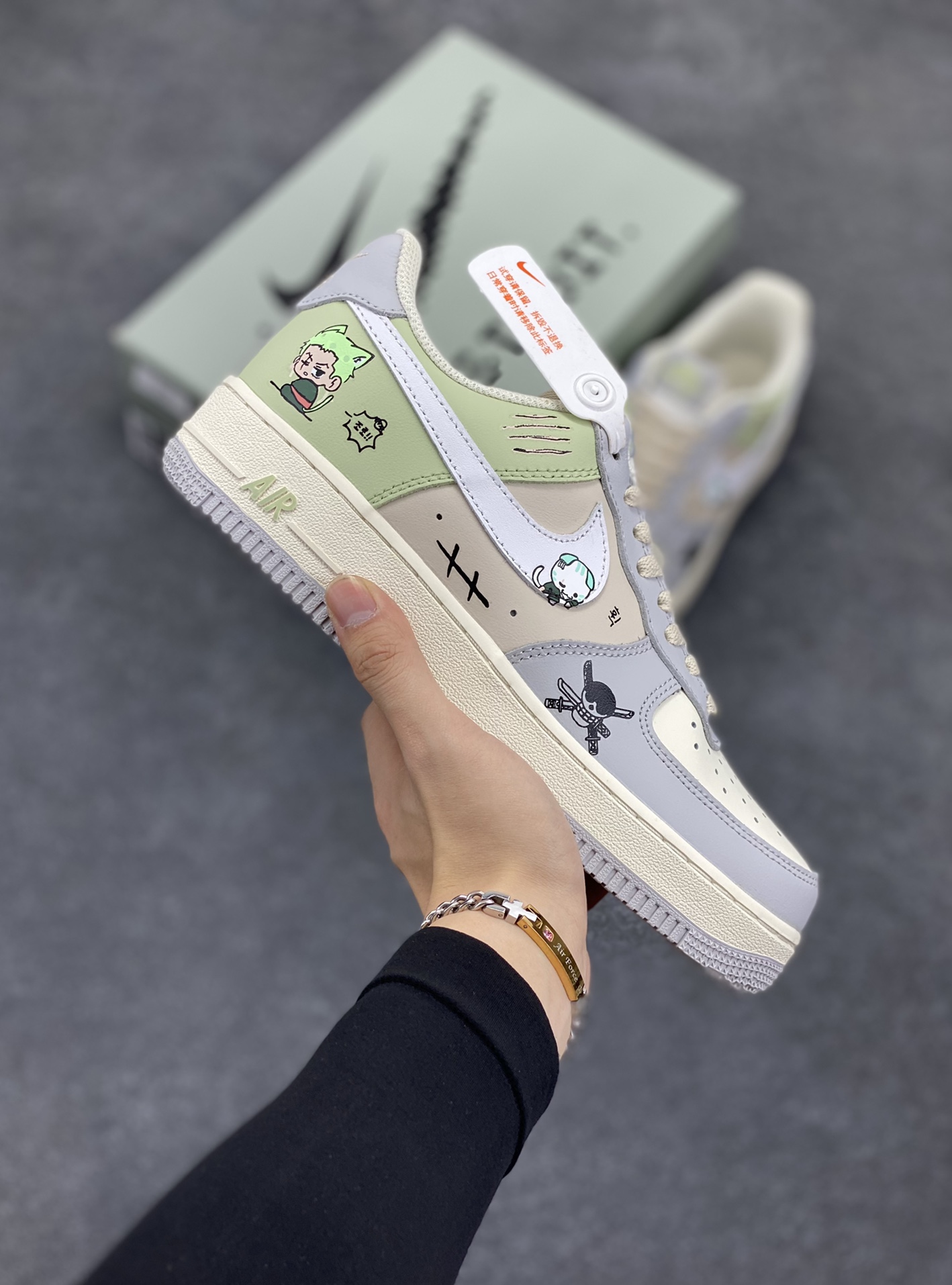 Nike Air Force 1 Low “ Three blade flow”海贼王系列 “三刀流” 空军一号低帮休闲运动板鞋  索隆的三把刀，和道一文字、秋水、阎魔，是他身体的延伸，也是他意志的象征。当战斗开始，他将三把刀咬在口中、握于手中，整个人的气势瞬间如火山喷发。 货号：CJ0304-510 尺码：36 36.5 37.5 38 38.5 39 40 40.5 41 42 42.5 43 44 44.5 45-选品中心