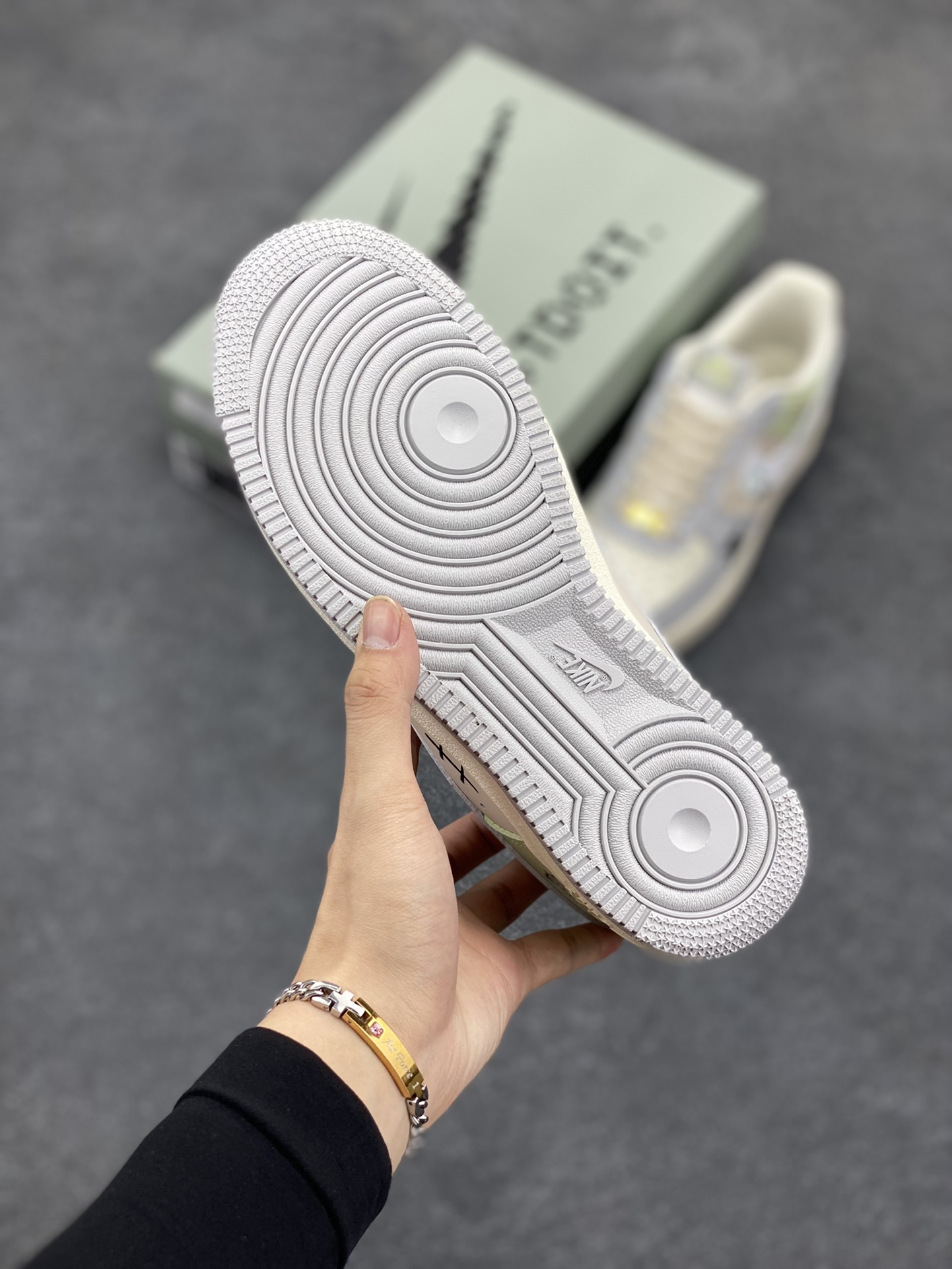 图片[5]-Nike Air Force 1 Low “ Three blade flow”海贼王系列 “三刀流” 空军一号低帮休闲运动板鞋  索隆的三把刀，和道一文字、秋水、阎魔，是他身体的延伸，也是他意志的象征。当战斗开始，他将三把刀咬在口中、握于手中，整个人的气势瞬间如火山喷发。 货号：CJ0304-510 尺码：36 36.5 37.5 38 38.5 39 40 40.5 41 42 42.5 43 44 44.5 45-选品中心