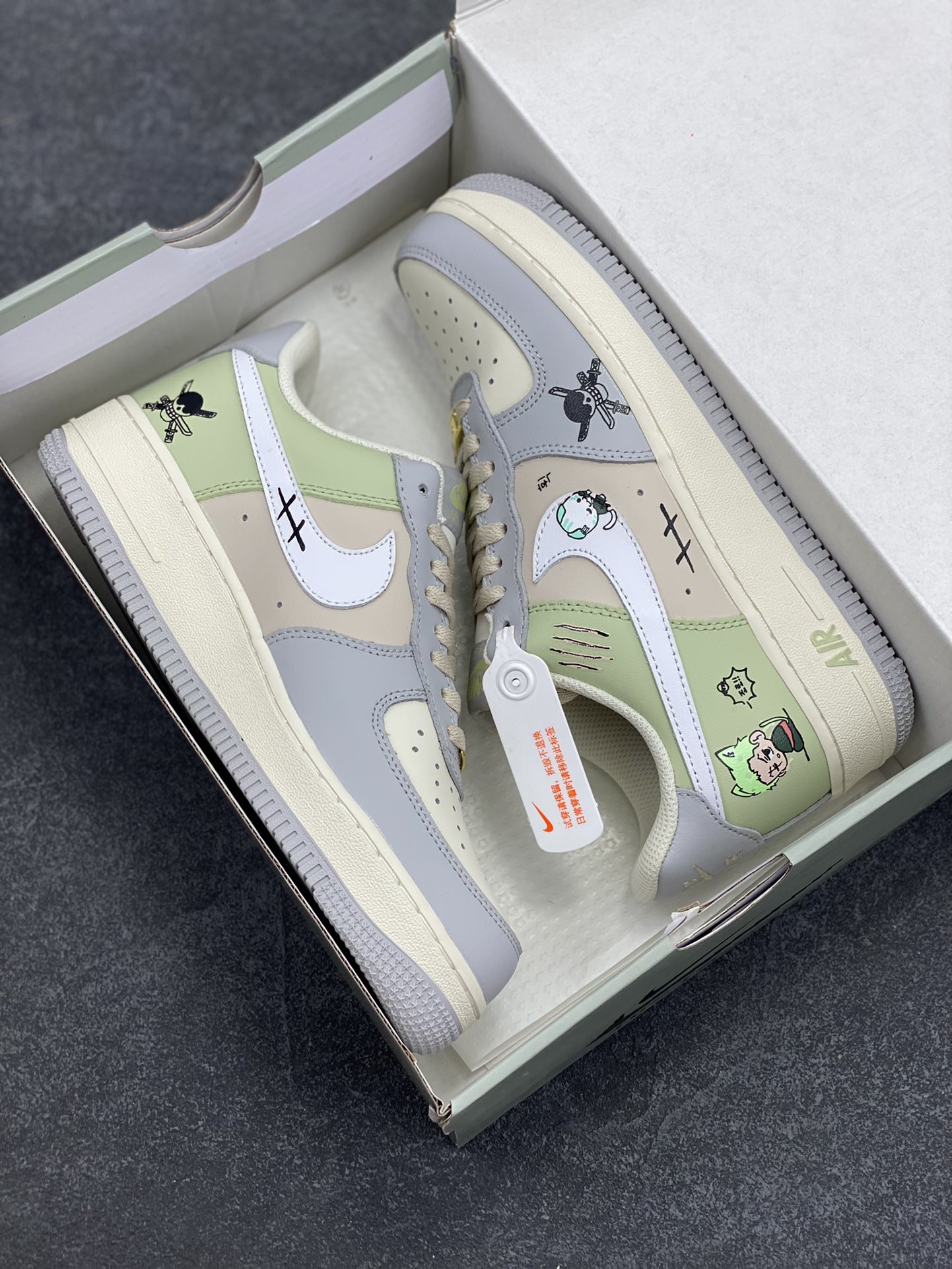 图片[9]-Nike Air Force 1 Low “ Three blade flow”海贼王系列 “三刀流” 空军一号低帮休闲运动板鞋  索隆的三把刀，和道一文字、秋水、阎魔，是他身体的延伸，也是他意志的象征。当战斗开始，他将三把刀咬在口中、握于手中，整个人的气势瞬间如火山喷发。 货号：CJ0304-510 尺码：36 36.5 37.5 38 38.5 39 40 40.5 41 42 42.5 43 44 44.5 45-选品中心