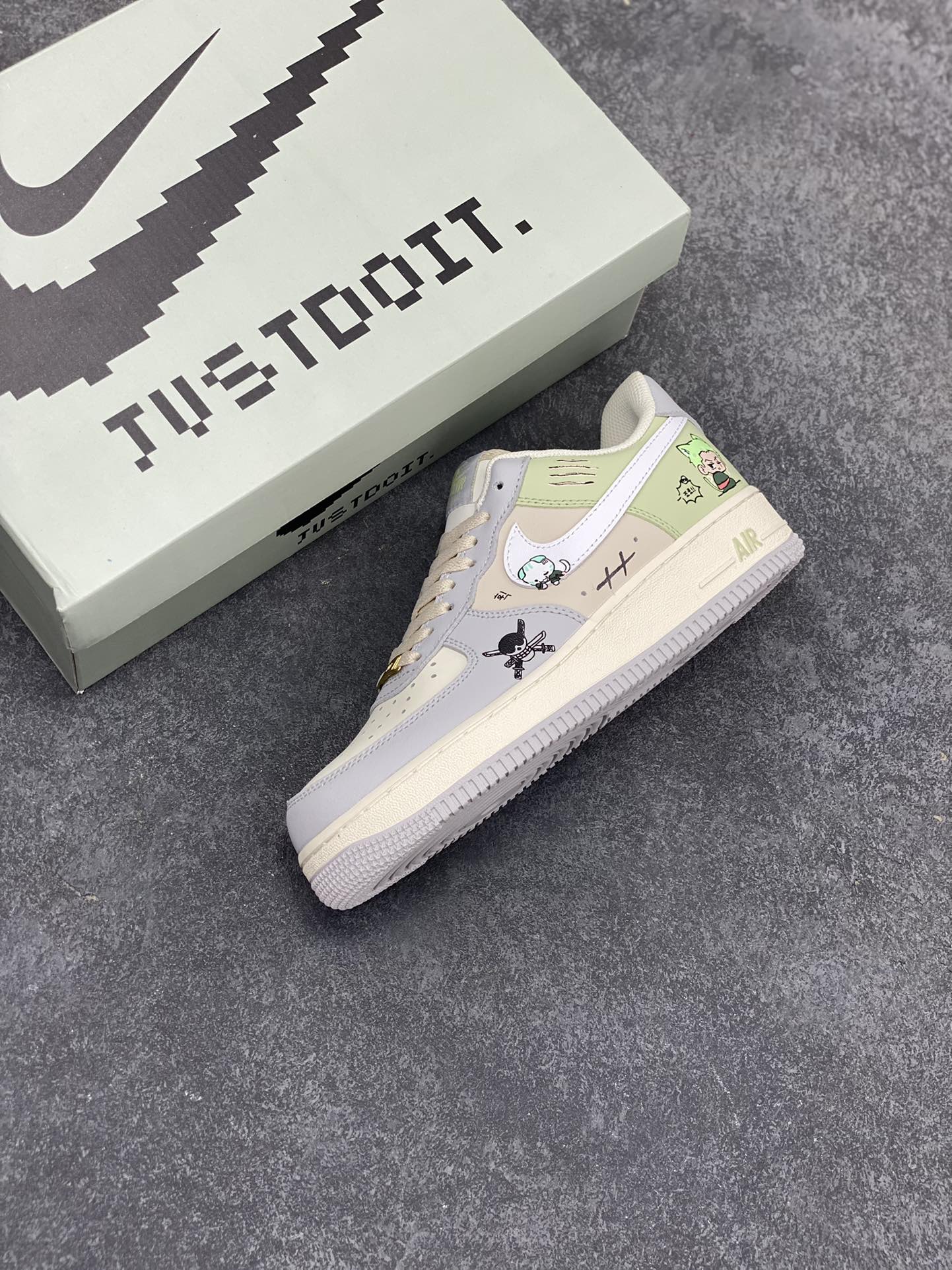 图片[7]-Nike Air Force 1 Low “ Three blade flow”海贼王系列 “三刀流” 空军一号低帮休闲运动板鞋  索隆的三把刀，和道一文字、秋水、阎魔，是他身体的延伸，也是他意志的象征。当战斗开始，他将三把刀咬在口中、握于手中，整个人的气势瞬间如火山喷发。 货号：CJ0304-510 尺码：36 36.5 37.5 38 38.5 39 40 40.5 41 42 42.5 43 44 44.5 45-选品中心