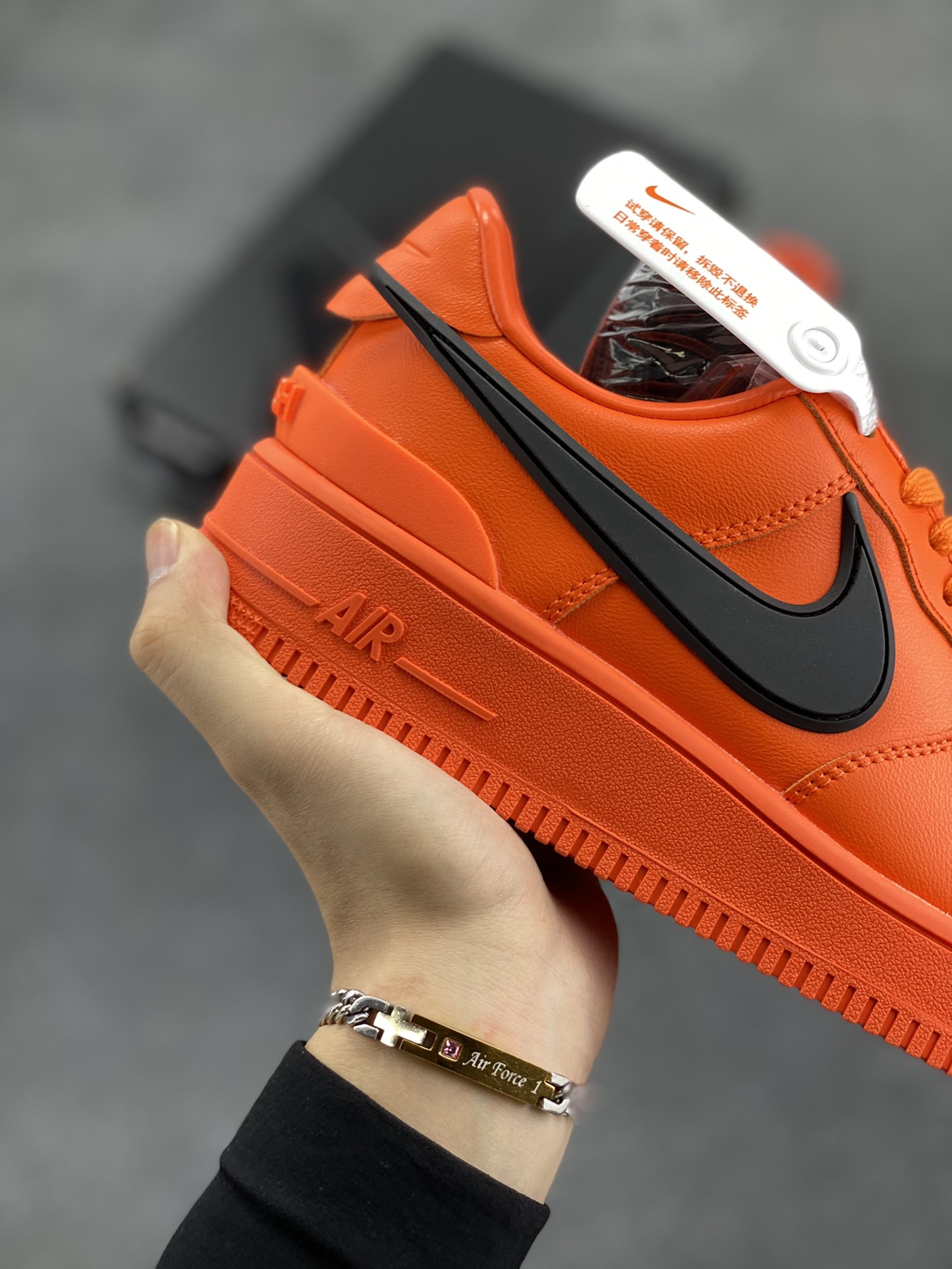 图片[6]-Ambush x Nk Air Force 1\’07 Low 联名款 空军一号低帮休闲板鞋 纯鞋面采用了优质原厂黄油皮革 标志性的 Swoosh 延伸至鞋跟之外 鞋舌和鞋垫上印有 AMBUSH 品牌标志 整体简约大气 可以适配多种造型 货号：DV3464-101 尺码：36 36.5 37.5 38 38.5 39 40 40.5 41 42 42.5 43 44 44.5 45 46-选品中心