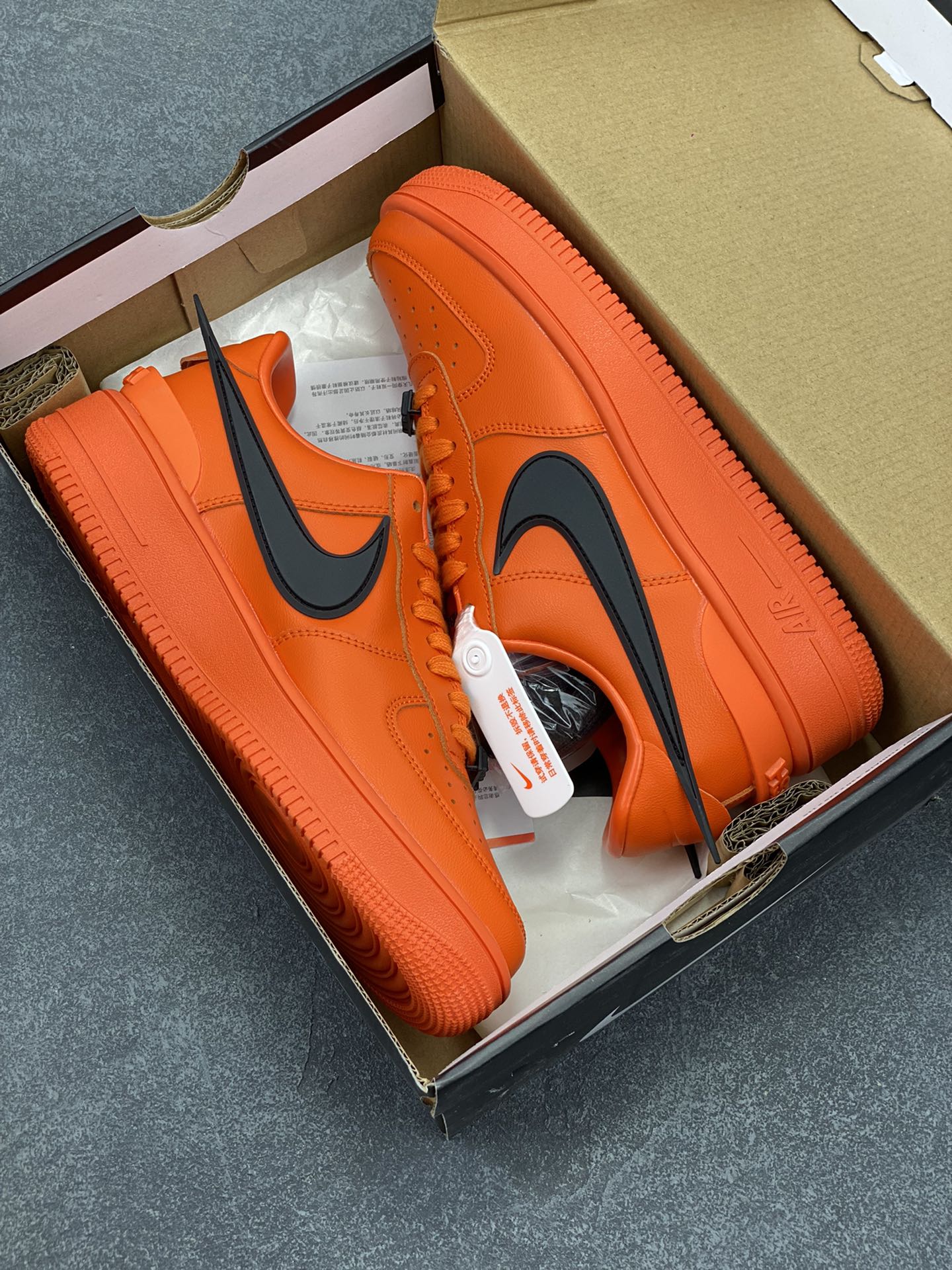 图片[9]-Ambush x Nk Air Force 1\’07 Low 联名款 空军一号低帮休闲板鞋 纯鞋面采用了优质原厂黄油皮革 标志性的 Swoosh 延伸至鞋跟之外 鞋舌和鞋垫上印有 AMBUSH 品牌标志 整体简约大气 可以适配多种造型 货号：DV3464-101 尺码：36 36.5 37.5 38 38.5 39 40 40.5 41 42 42.5 43 44 44.5 45 46-选品中心