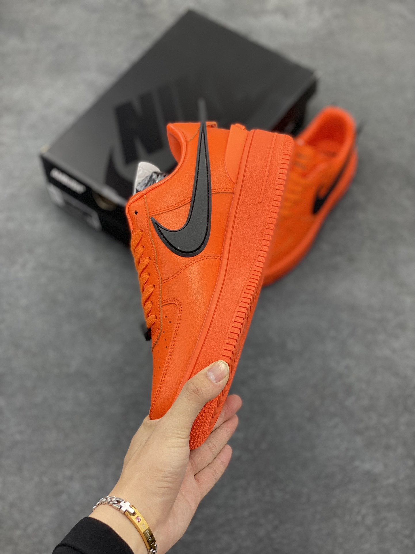 图片[3]-Ambush x Nk Air Force 1\’07 Low 联名款 空军一号低帮休闲板鞋 纯鞋面采用了优质原厂黄油皮革 标志性的 Swoosh 延伸至鞋跟之外 鞋舌和鞋垫上印有 AMBUSH 品牌标志 整体简约大气 可以适配多种造型 货号：DV3464-101 尺码：36 36.5 37.5 38 38.5 39 40 40.5 41 42 42.5 43 44 44.5 45 46-选品中心