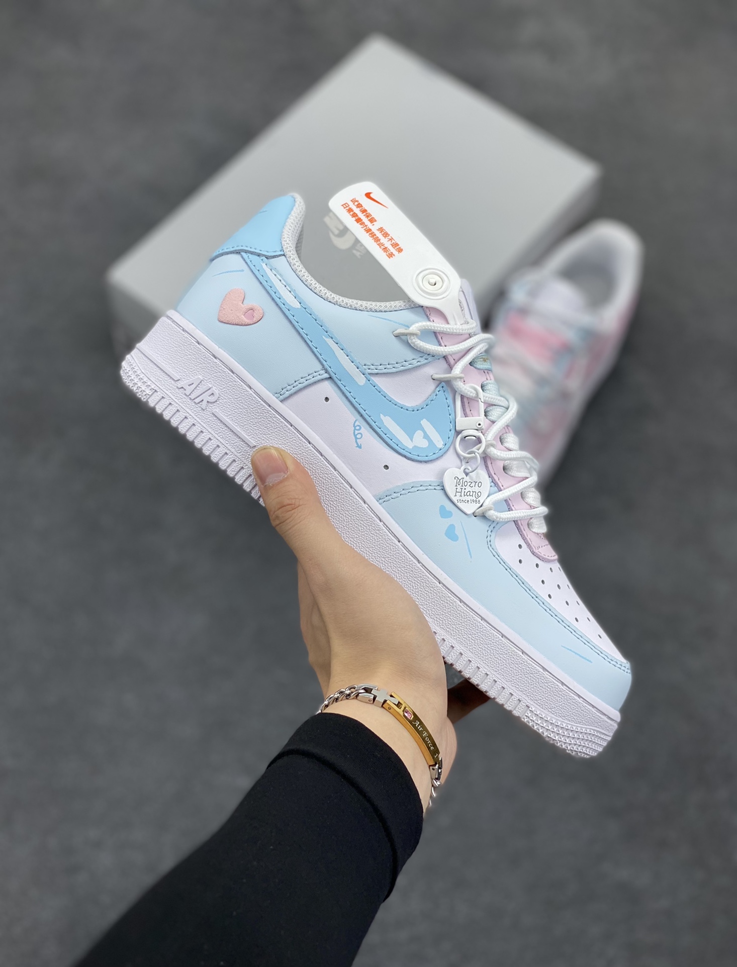 Nike Air Force 1 Low 爱心抽绳绑带 空军一号低帮运动板鞋 原楦头原纸板 打造纯正空军版型#专注外贸渠道 全掌内置蜂窝气垫 #原盒配件 原厂中底钢印、拉帮完美 货号：DH2920-111 尺码：36 36.5 37.5 38 38.5 39 40 40.5 41 42 42.5 43 44 44.5 45-选品中心