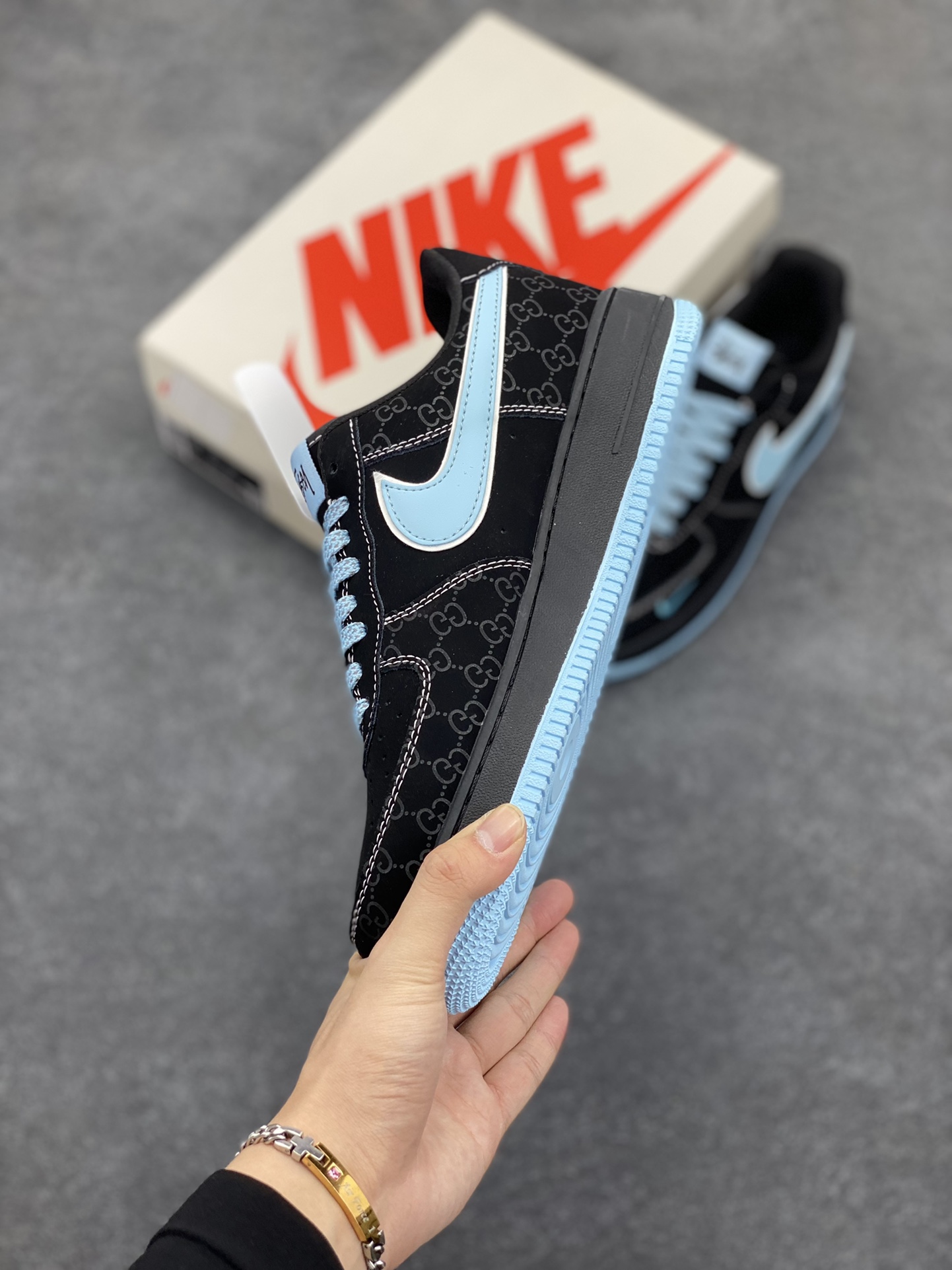 图片[3]-NIke Air Force 1 \’07 Low “斯图西联名–黑蒂芙尼”空军一号 低帮 运动鞋 休闲鞋 折边针车 工艺难度大 原楦头原纸板 原装鞋盒 定制五金配件 内置全掌气垫 原厂鞋底 货号：KK1988-008 尺码：36 36.5 37.5 38 38.5 39 40 40.5 41 42 42.5 43 44 44.5 45-选品中心