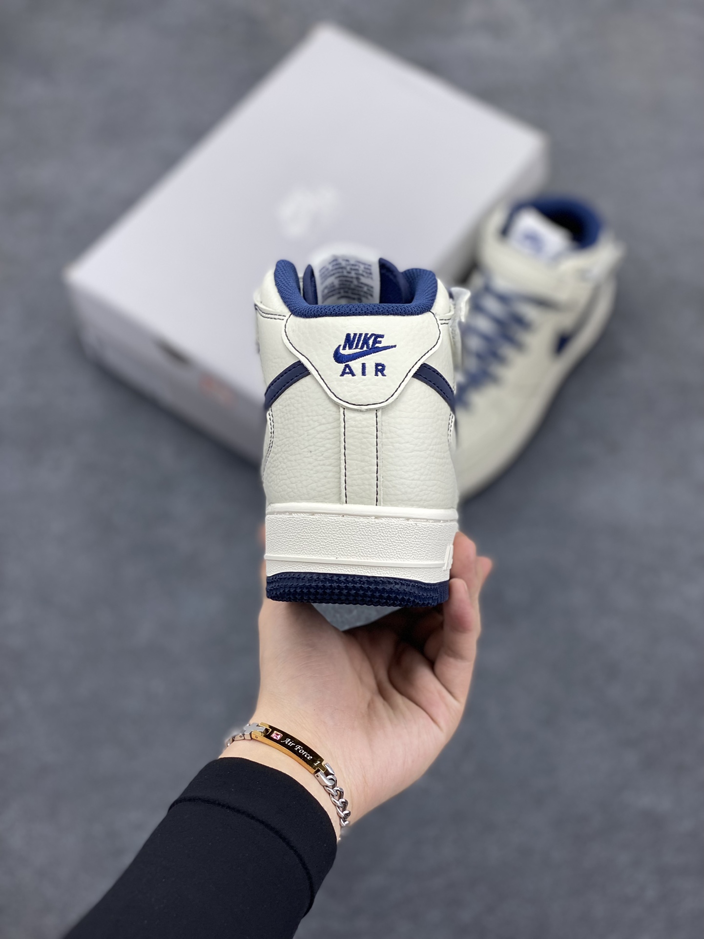 图片[4]-Nike Air Force 1 Mid \’07 米深蓝 满天星中帮空军一号休闲板鞋 定制头成皮料 3M反光 原楦原纸板 纯正版型 内置全掌气垫 货号：MU3603-202 尺码：36 36.5 37.5 38 38.5 39 40 40.5 41 42 42.5 43 44 44.5 45-选品中心