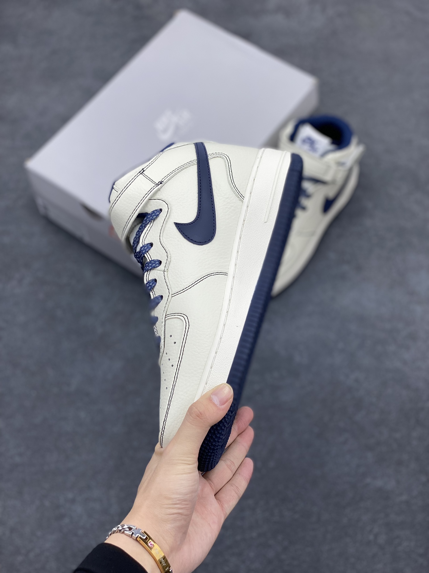 图片[3]-Nike Air Force 1 Mid \’07 米深蓝 满天星中帮空军一号休闲板鞋 定制头成皮料 3M反光 原楦原纸板 纯正版型 内置全掌气垫 货号：MU3603-202 尺码：36 36.5 37.5 38 38.5 39 40 40.5 41 42 42.5 43 44 44.5 45-选品中心