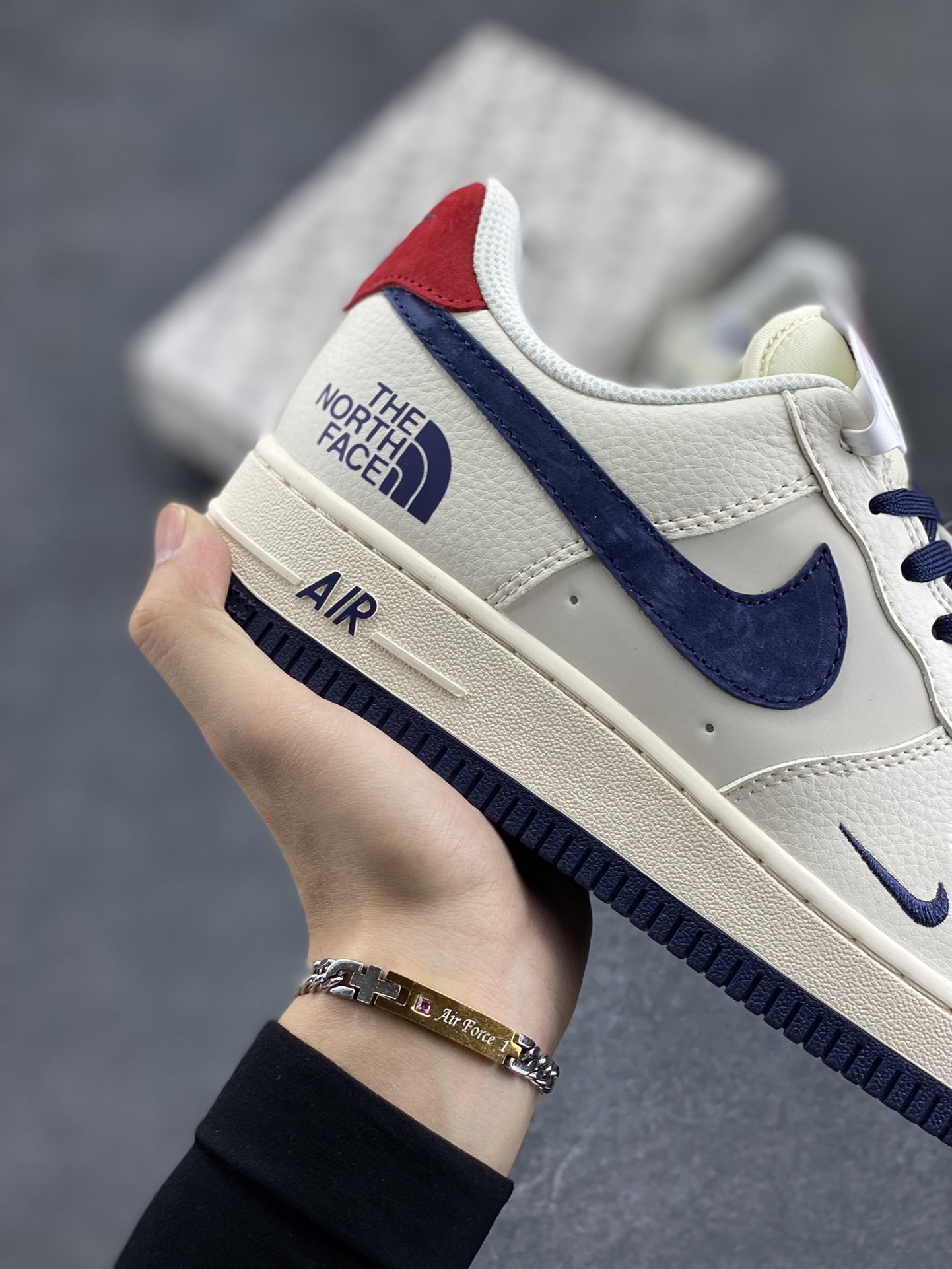 图片[6]-NIke Air Force 1 \’07 Low “北面联名–米白蓝红”空军一号 低帮 运动鞋 休闲鞋 折边针车 工艺难度大 原楦头原纸板 原装鞋盒 定制五金配件 内置全掌气垫 原厂鞋底 货号：XZ6188-016 尺码：36 36.5 37.5 38 38.5 39 40 40.5 41 42 42.5 43 44 44.5 45-选品中心