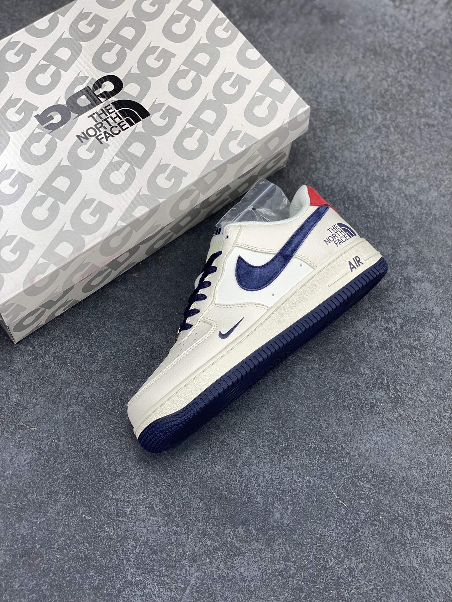 图片[7]-NIke Air Force 1 \’07 Low “北面联名–米白蓝红”空军一号 低帮 运动鞋 休闲鞋 折边针车 工艺难度大 原楦头原纸板 原装鞋盒 定制五金配件 内置全掌气垫 原厂鞋底 货号：XZ6188-016 尺码：36 36.5 37.5 38 38.5 39 40 40.5 41 42 42.5 43 44 44.5 45-选品中心