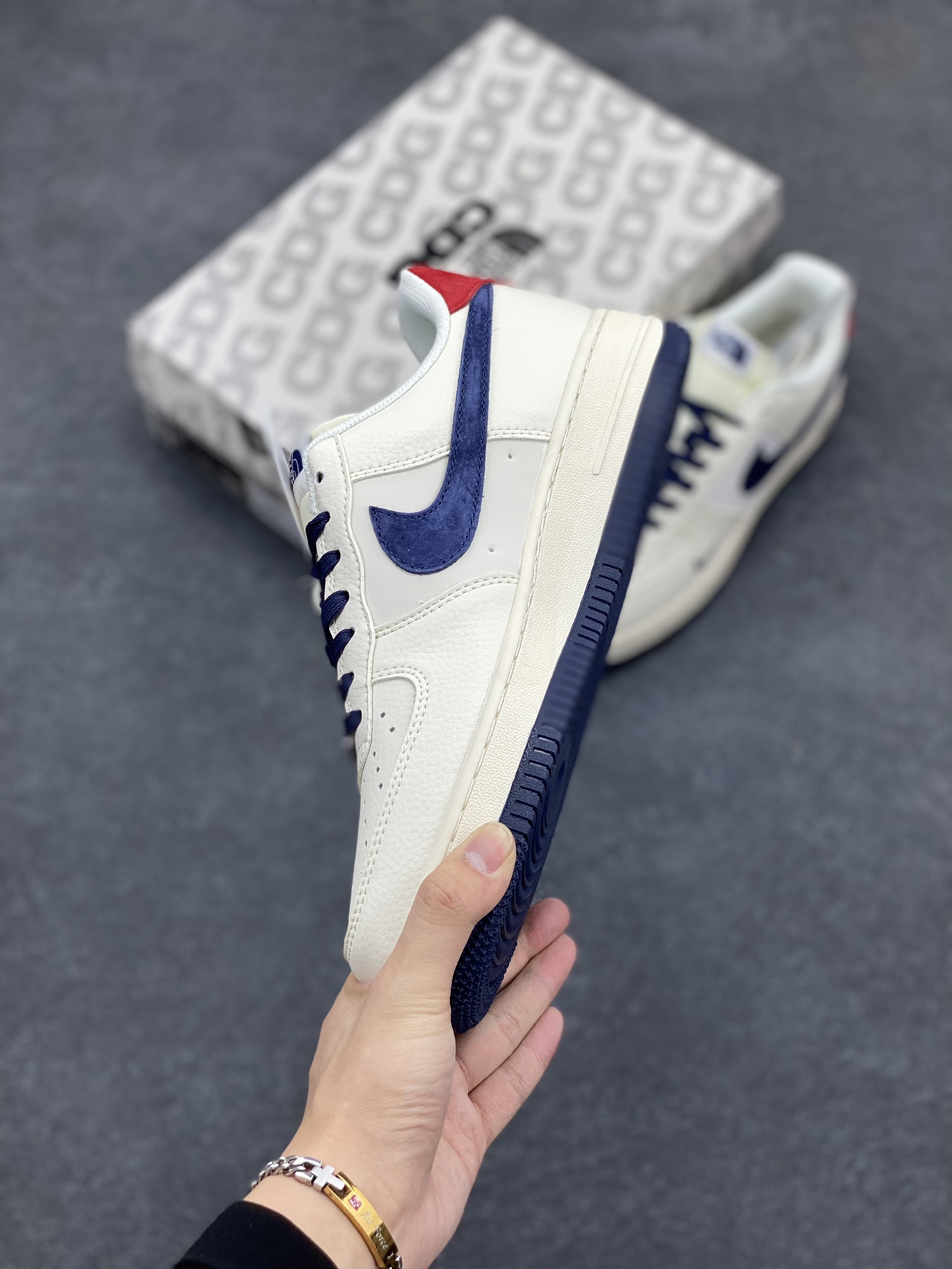 图片[3]-NIke Air Force 1 \’07 Low “北面联名–米白蓝红”空军一号 低帮 运动鞋 休闲鞋 折边针车 工艺难度大 原楦头原纸板 原装鞋盒 定制五金配件 内置全掌气垫 原厂鞋底 货号：XZ6188-016 尺码：36 36.5 37.5 38 38.5 39 40 40.5 41 42 42.5 43 44 44.5 45-选品中心