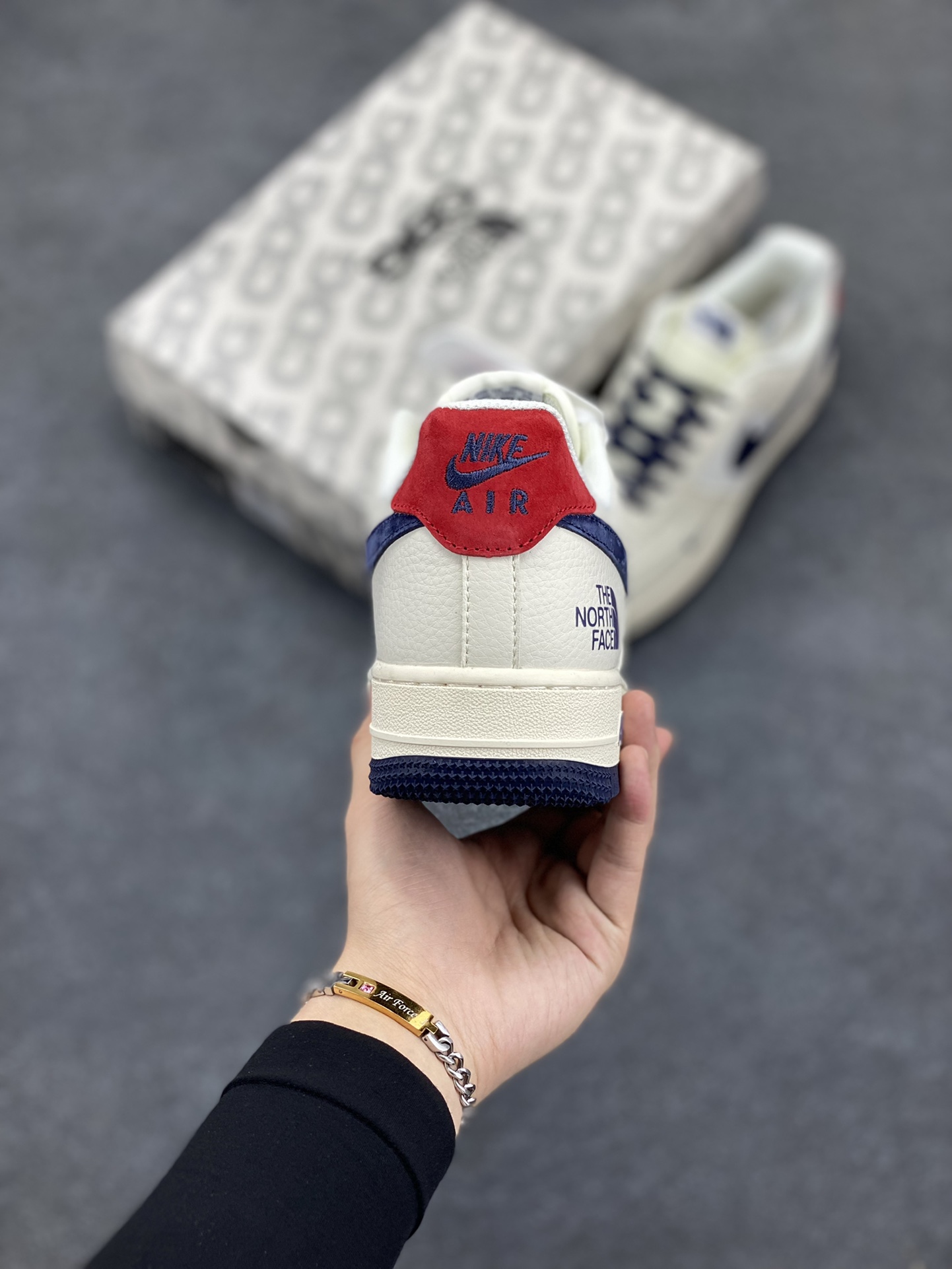 图片[4]-NIke Air Force 1 \’07 Low “北面联名–米白蓝红”空军一号 低帮 运动鞋 休闲鞋 折边针车 工艺难度大 原楦头原纸板 原装鞋盒 定制五金配件 内置全掌气垫 原厂鞋底 货号：XZ6188-016 尺码：36 36.5 37.5 38 38.5 39 40 40.5 41 42 42.5 43 44 44.5 45-选品中心
