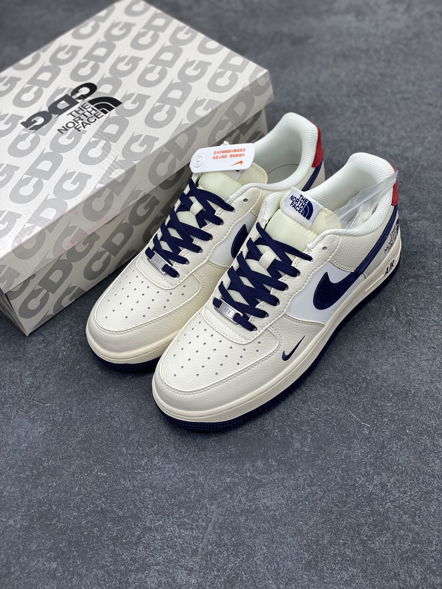 图片[8]-NIke Air Force 1 \’07 Low “北面联名–米白蓝红”空军一号 低帮 运动鞋 休闲鞋 折边针车 工艺难度大 原楦头原纸板 原装鞋盒 定制五金配件 内置全掌气垫 原厂鞋底 货号：XZ6188-016 尺码：36 36.5 37.5 38 38.5 39 40 40.5 41 42 42.5 43 44 44.5 45-选品中心