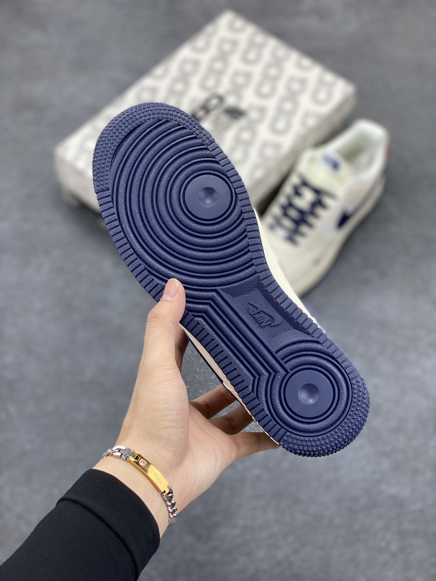 图片[5]-NIke Air Force 1 \’07 Low “北面联名–米白蓝红”空军一号 低帮 运动鞋 休闲鞋 折边针车 工艺难度大 原楦头原纸板 原装鞋盒 定制五金配件 内置全掌气垫 原厂鞋底 货号：XZ6188-016 尺码：36 36.5 37.5 38 38.5 39 40 40.5 41 42 42.5 43 44 44.5 45-选品中心