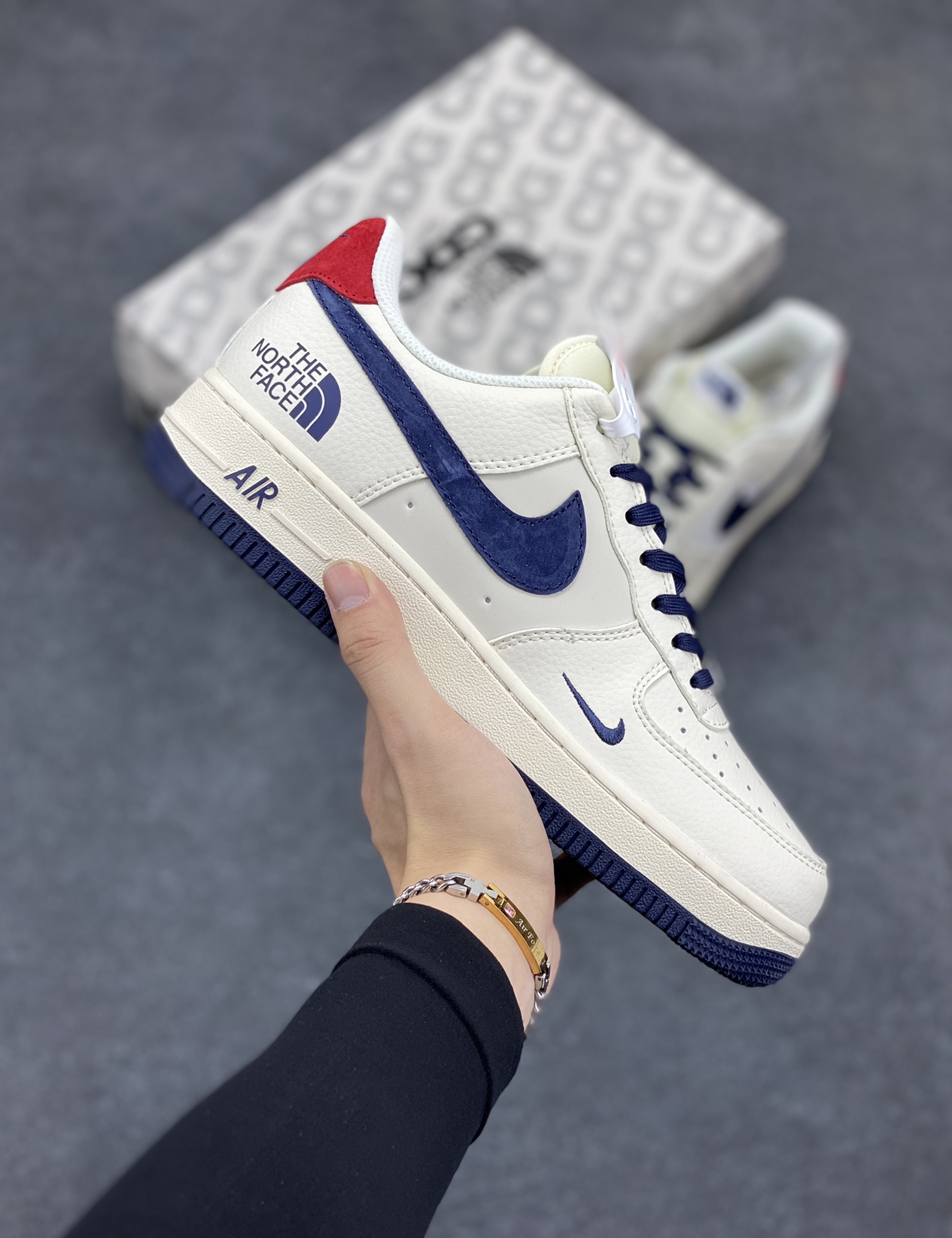 NIke Air Force 1 \'07 Low “北面联名--米白蓝红”空军一号 低帮 运动鞋 休闲鞋 折边针车 工艺难度大 原楦头原纸板 原装鞋盒 定制五金配件 内置全掌气垫 原厂鞋底 货号：XZ6188-016 尺码：36 36.5 37.5 38 38.5 39 40 40.5 41 42 42.5 43 44 44.5 45-选品中心