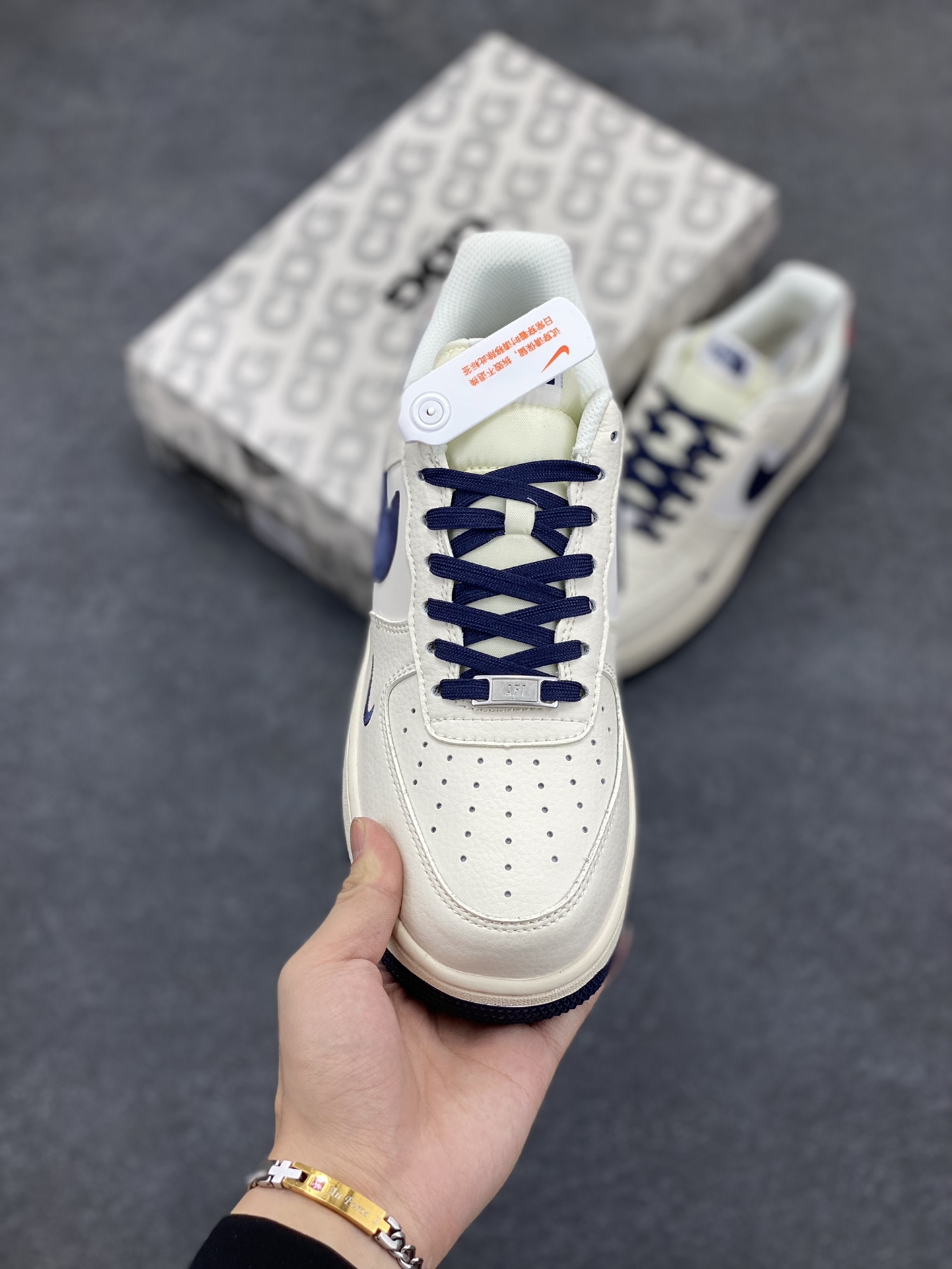 图片[2]-NIke Air Force 1 \’07 Low “北面联名–米白蓝红”空军一号 低帮 运动鞋 休闲鞋 折边针车 工艺难度大 原楦头原纸板 原装鞋盒 定制五金配件 内置全掌气垫 原厂鞋底 货号：XZ6188-016 尺码：36 36.5 37.5 38 38.5 39 40 40.5 41 42 42.5 43 44 44.5 45-选品中心